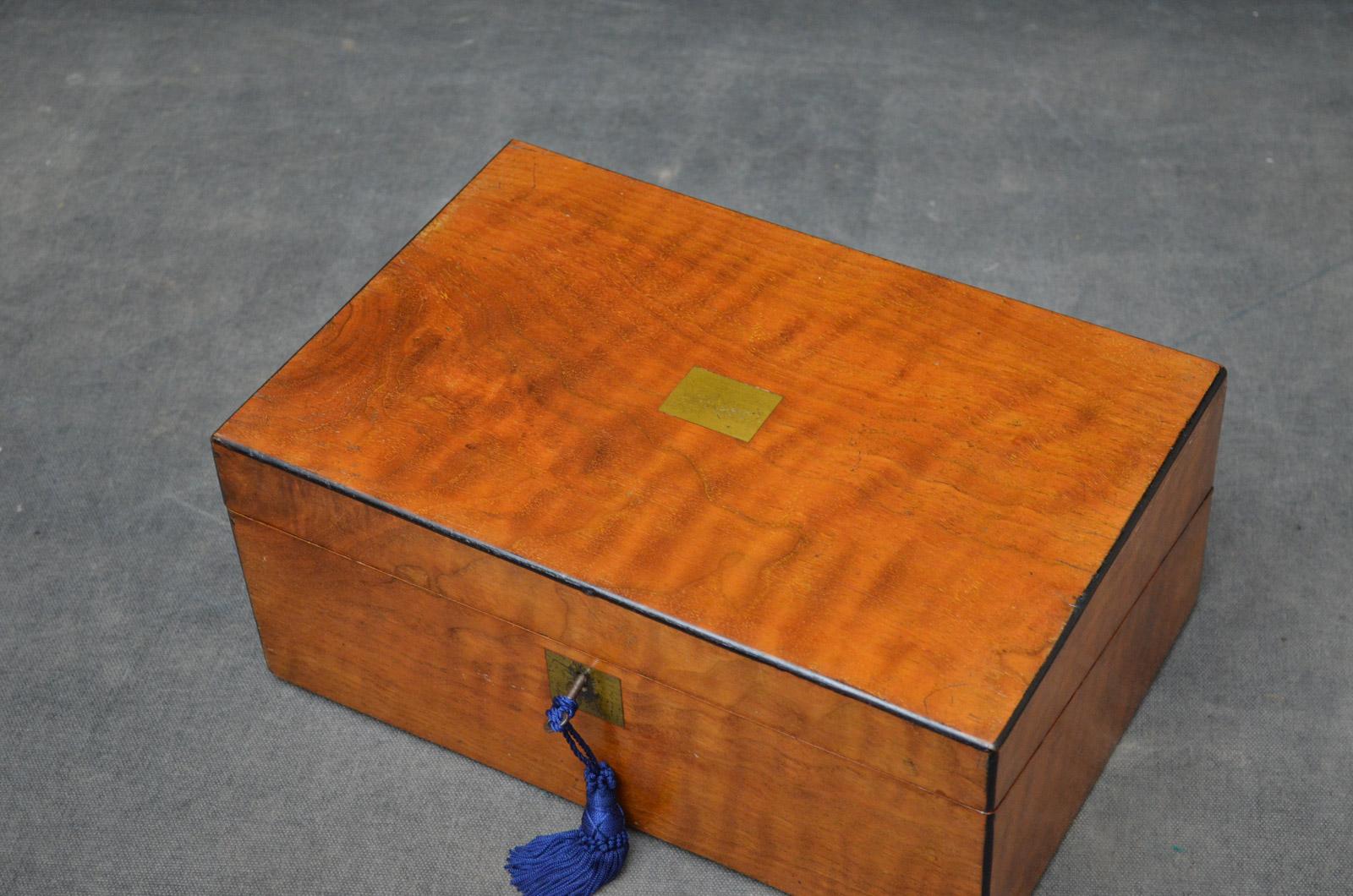 K0 Attractive Victorian figured walnut writing slope with lift up lid and leather writing surface, fitted with original working lock and a key.
This antique writing slope retains its original finish, mellow color and patina, all in home ready