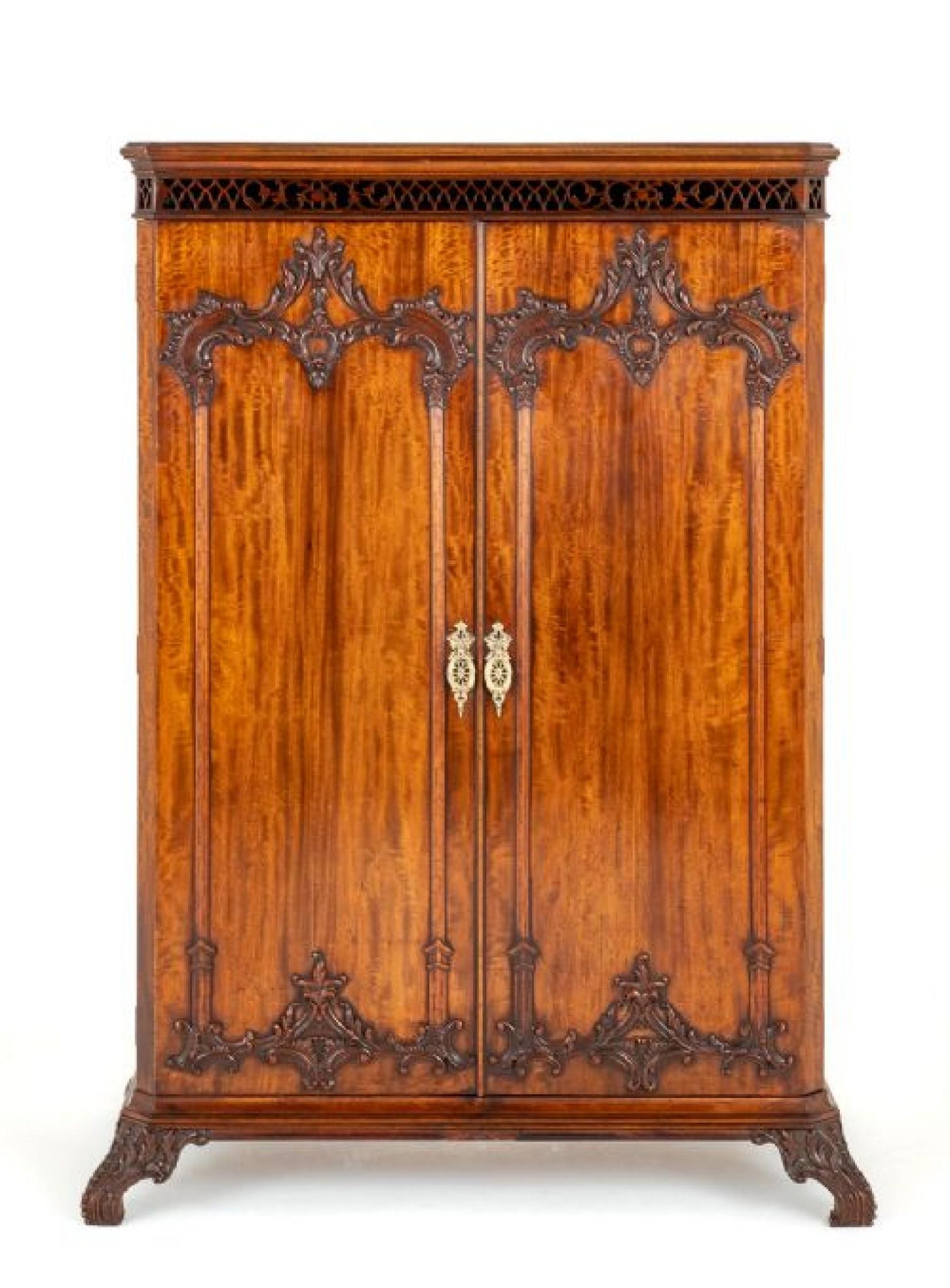 Wonderful Quality 2 Door Mahogany Wardrobe.
Circa 1860
This Wardrobe Stands Upon Carved and Shaped Feet.
Featuring 2 Doors with Amazing Timbers and Wonderful Carved Moldings.
The Cornice Having Open Fret Work.
Inside the Wardrobe there is a Hanging