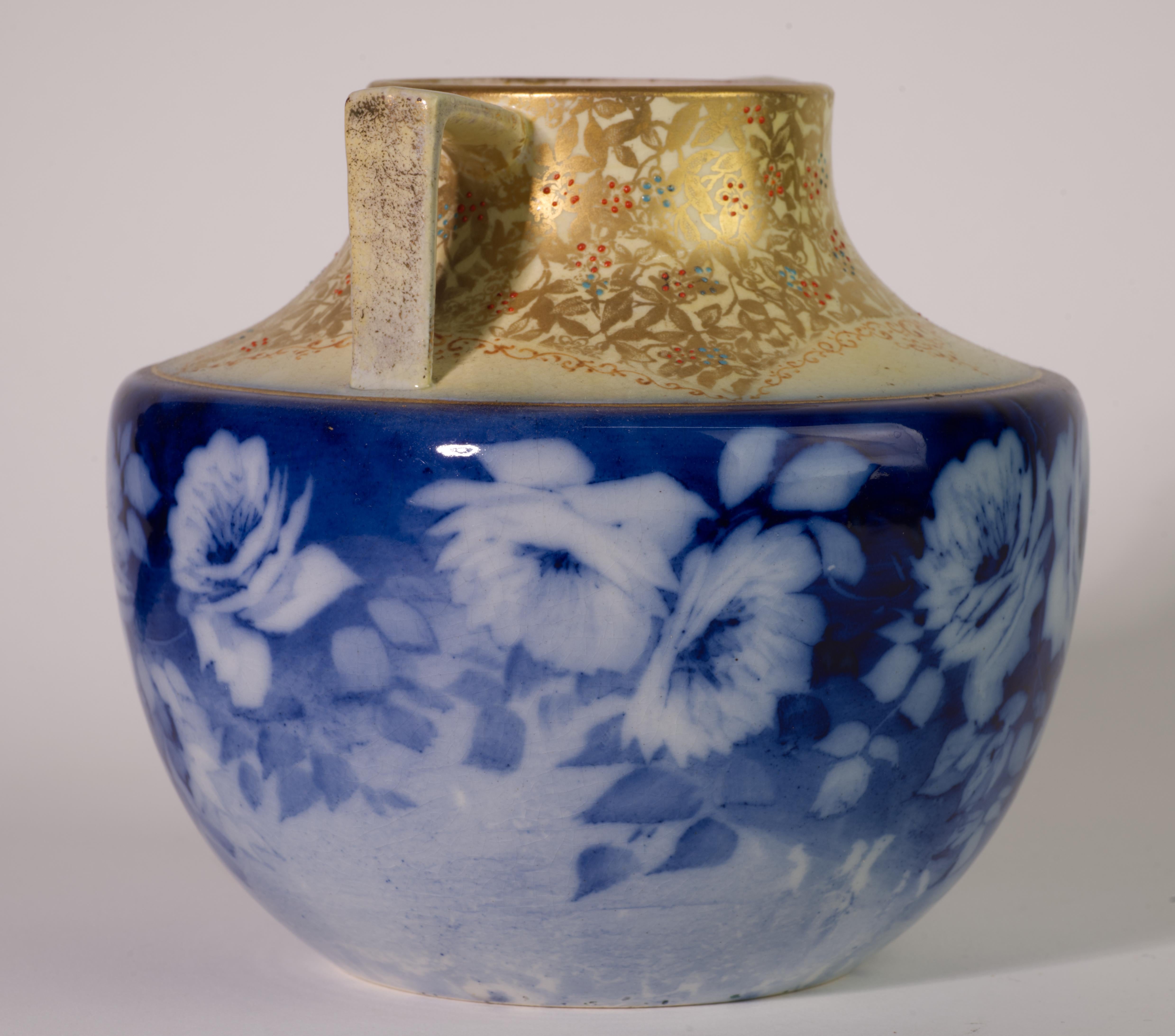 Il vaso Victorian Ware è decorato con il classico motivo a rose inglesi bianche e blu sotto l'area dei manici e con un intricato motivo floreale in stile Decorative Crafts con smalti dorati e multicolori in rilievo nella parte superiore intorno ai