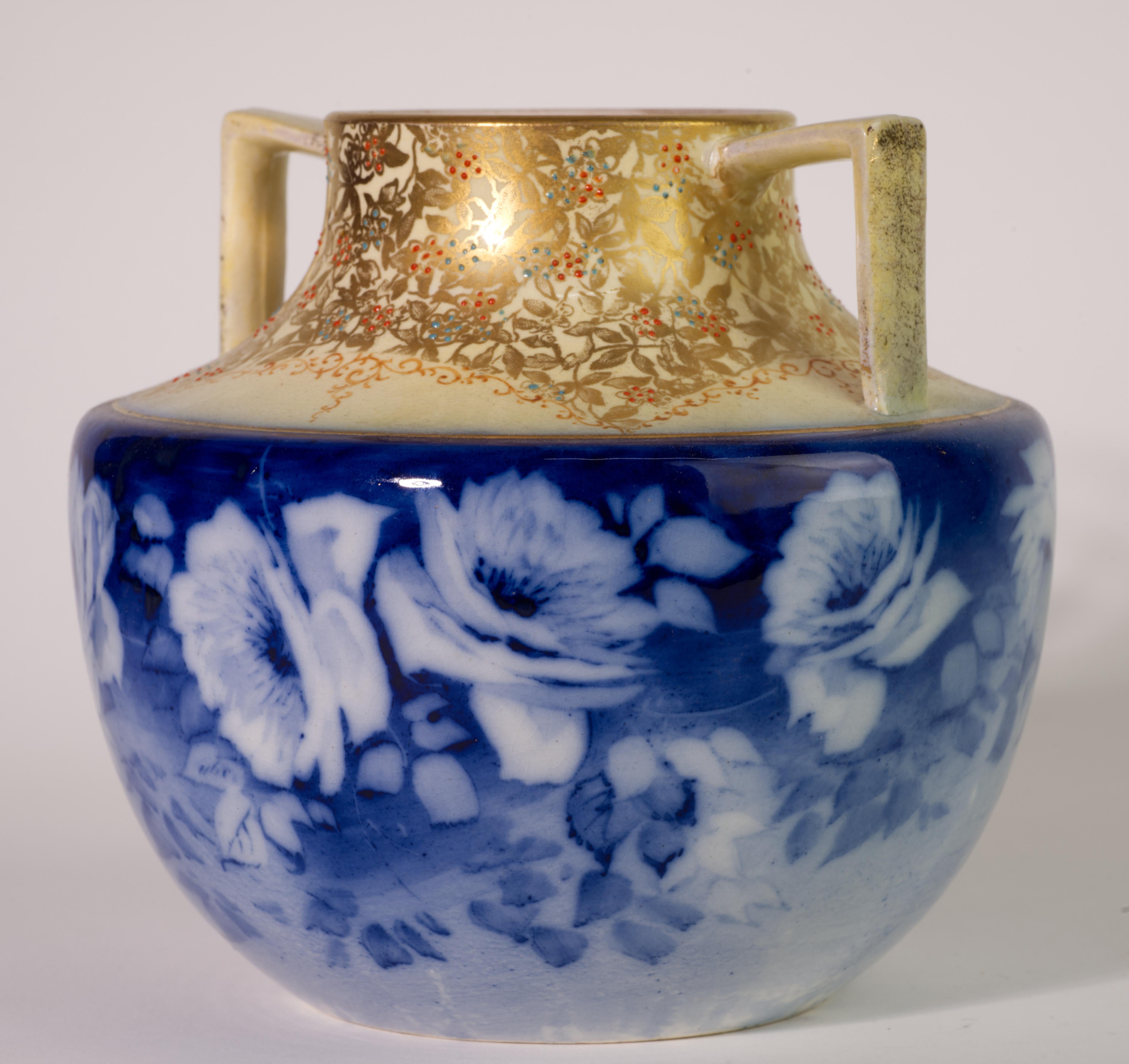 Arts and Crafts Vaso vittoriano a due manici in pietra ferrosa, blu, bianco e oro, Inghilterra in vendita