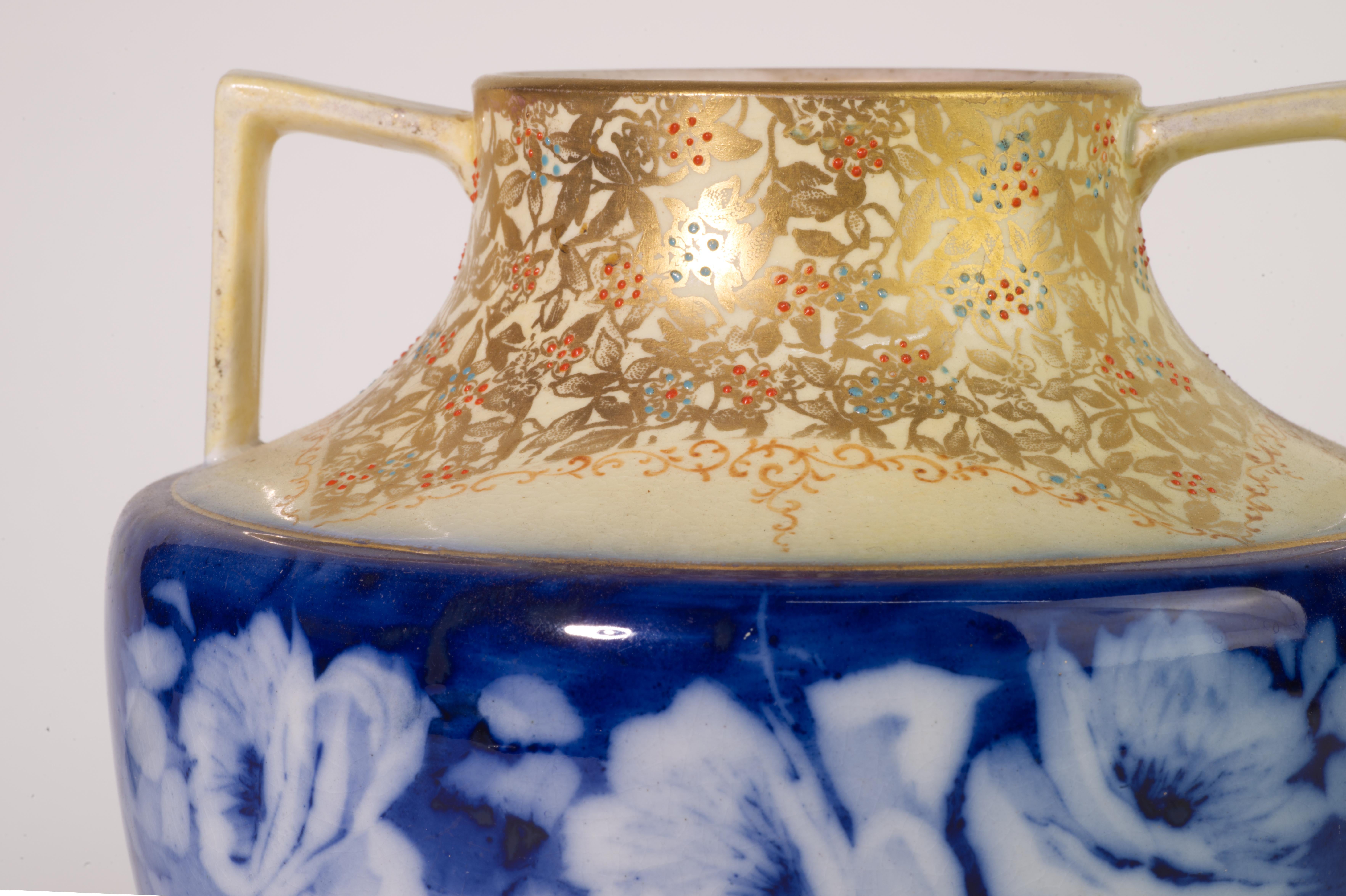 Inglese Vaso vittoriano a due manici in pietra ferrosa, blu, bianco e oro, Inghilterra in vendita