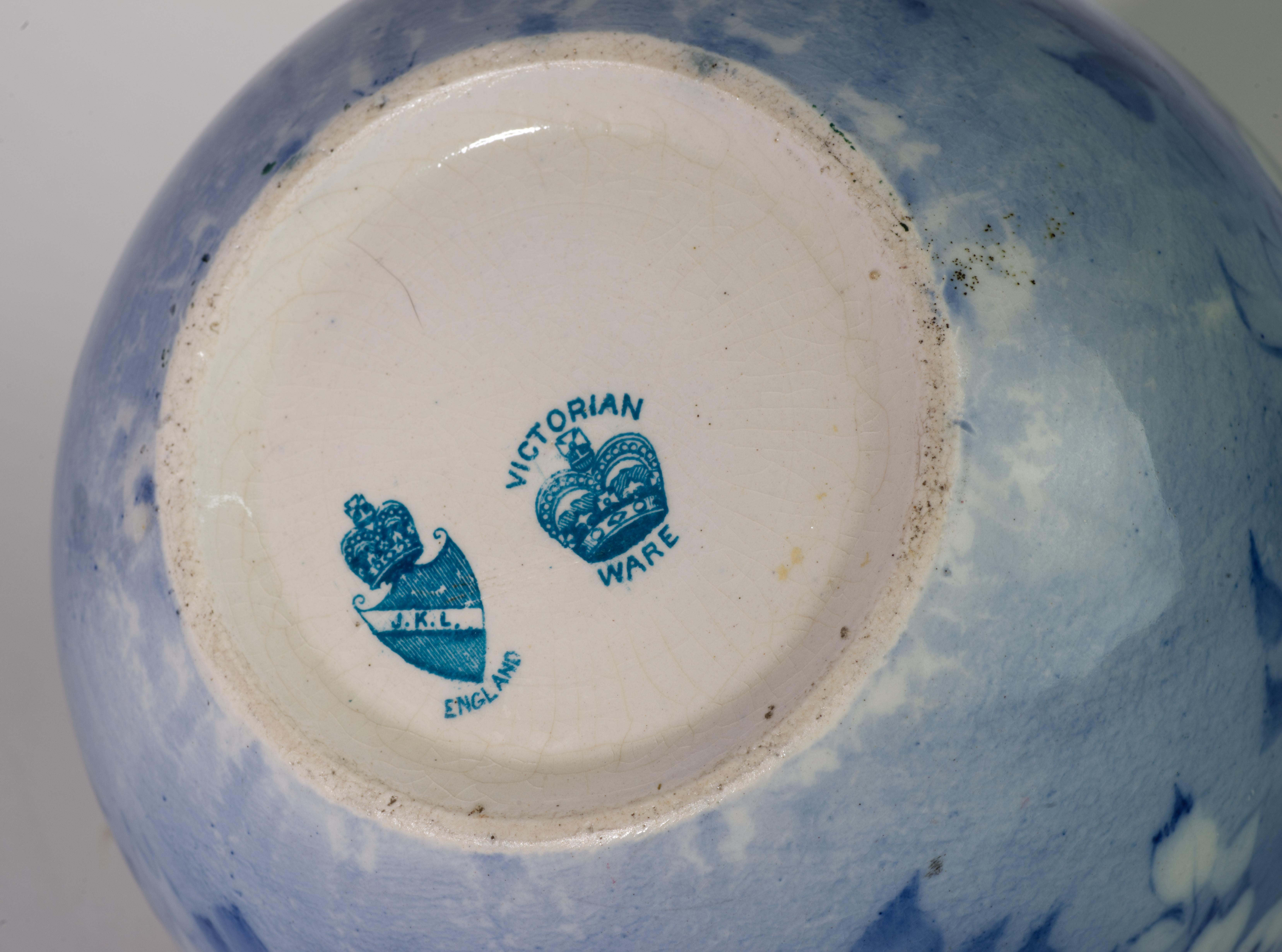 Vaso vittoriano a due manici in pietra ferrosa, blu, bianco e oro, Inghilterra In condizioni buone in vendita a Clifton Springs, NY