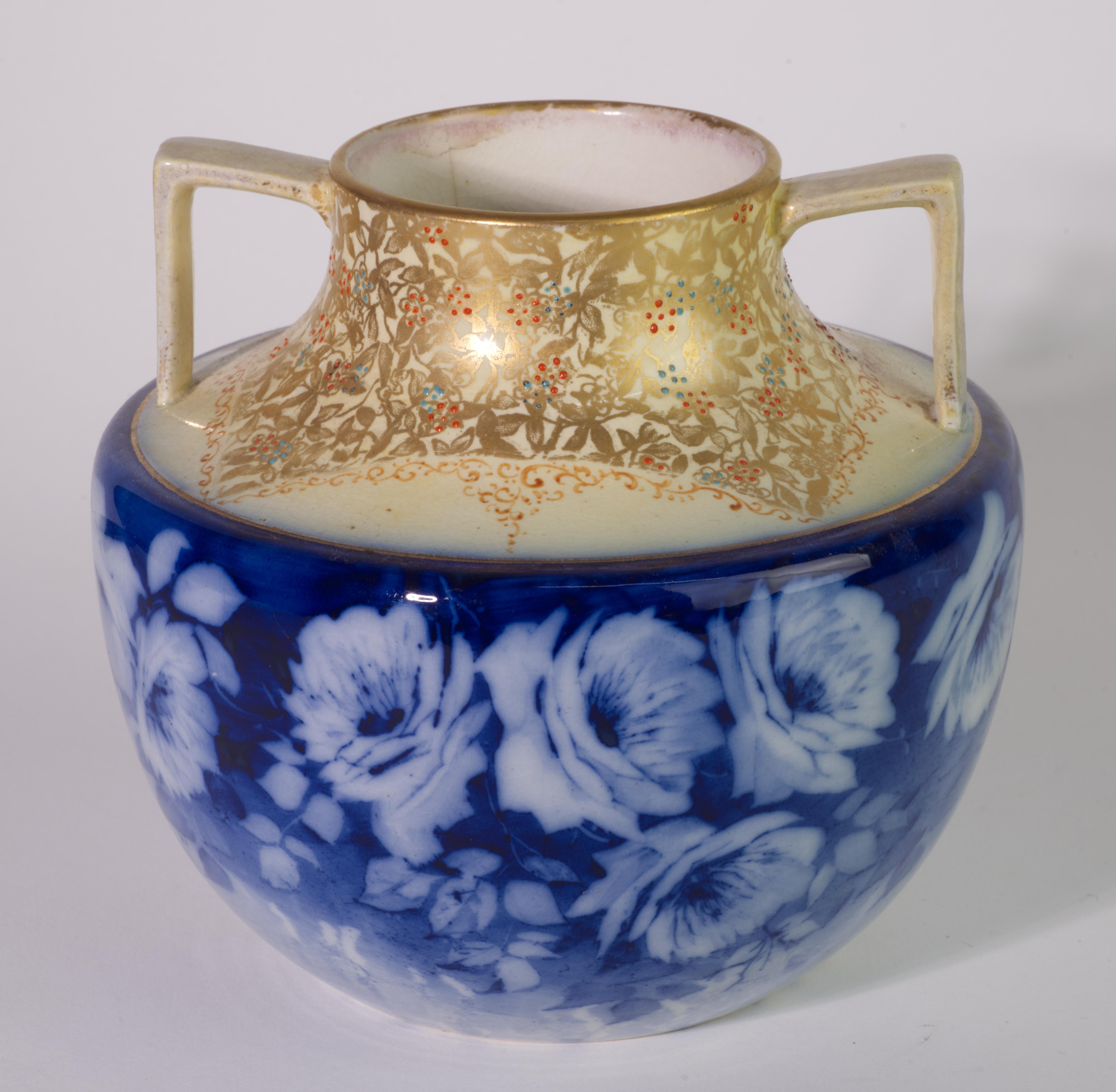 XX secolo Vaso vittoriano a due manici in pietra ferrosa, blu, bianco e oro, Inghilterra in vendita