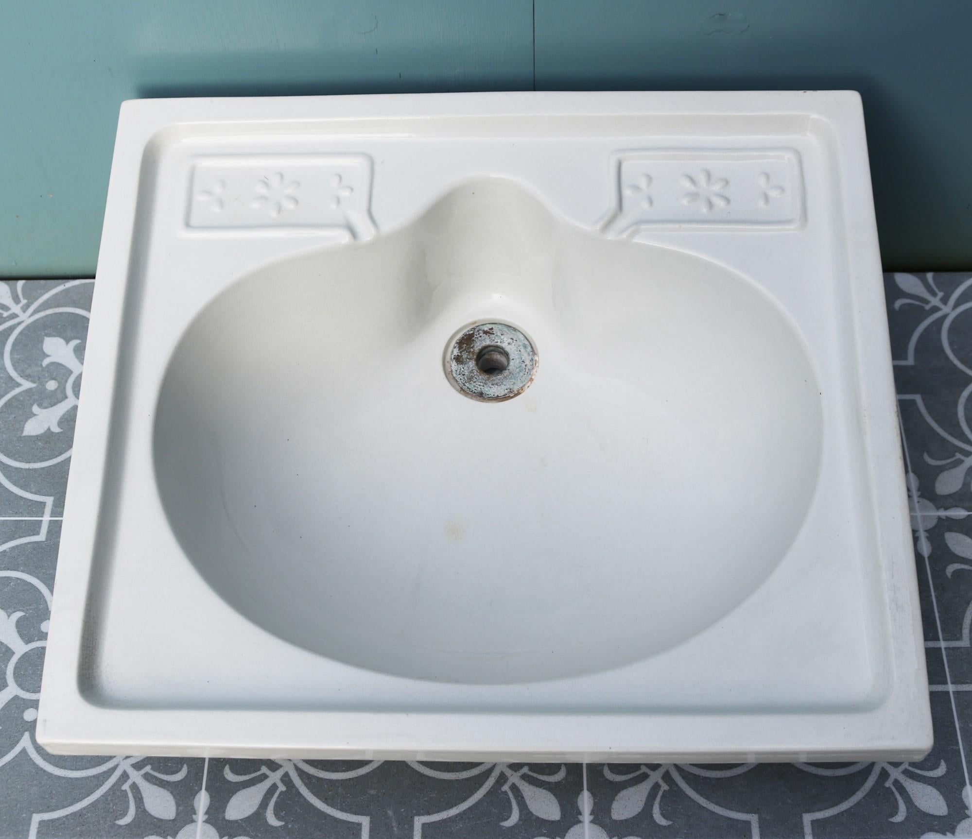 A pretty late 19th century wash basin with soap dishes. For use with wall or surface mounted taps.