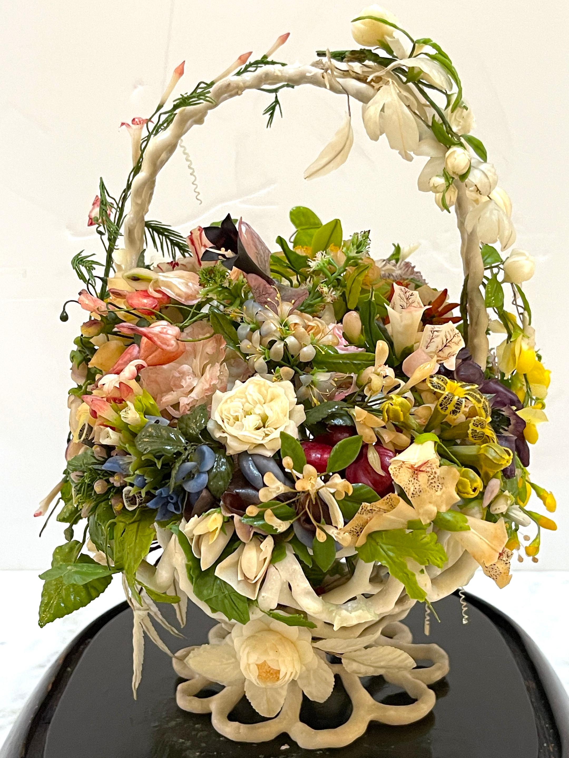 Nature morte victorienne à la corbeille de fleurs en cire sous un dôme de verre ovale II en vente 8