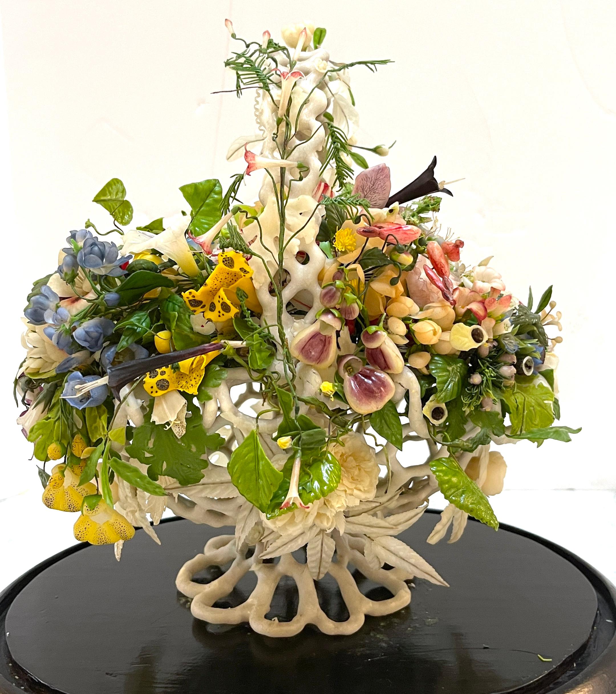 Apogée victorien Nature morte victorienne à la corbeille de fleurs en cire sous un dôme de verre ovale II en vente