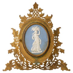 Marco triple victoriano de metal dorado montado en Wedgwood