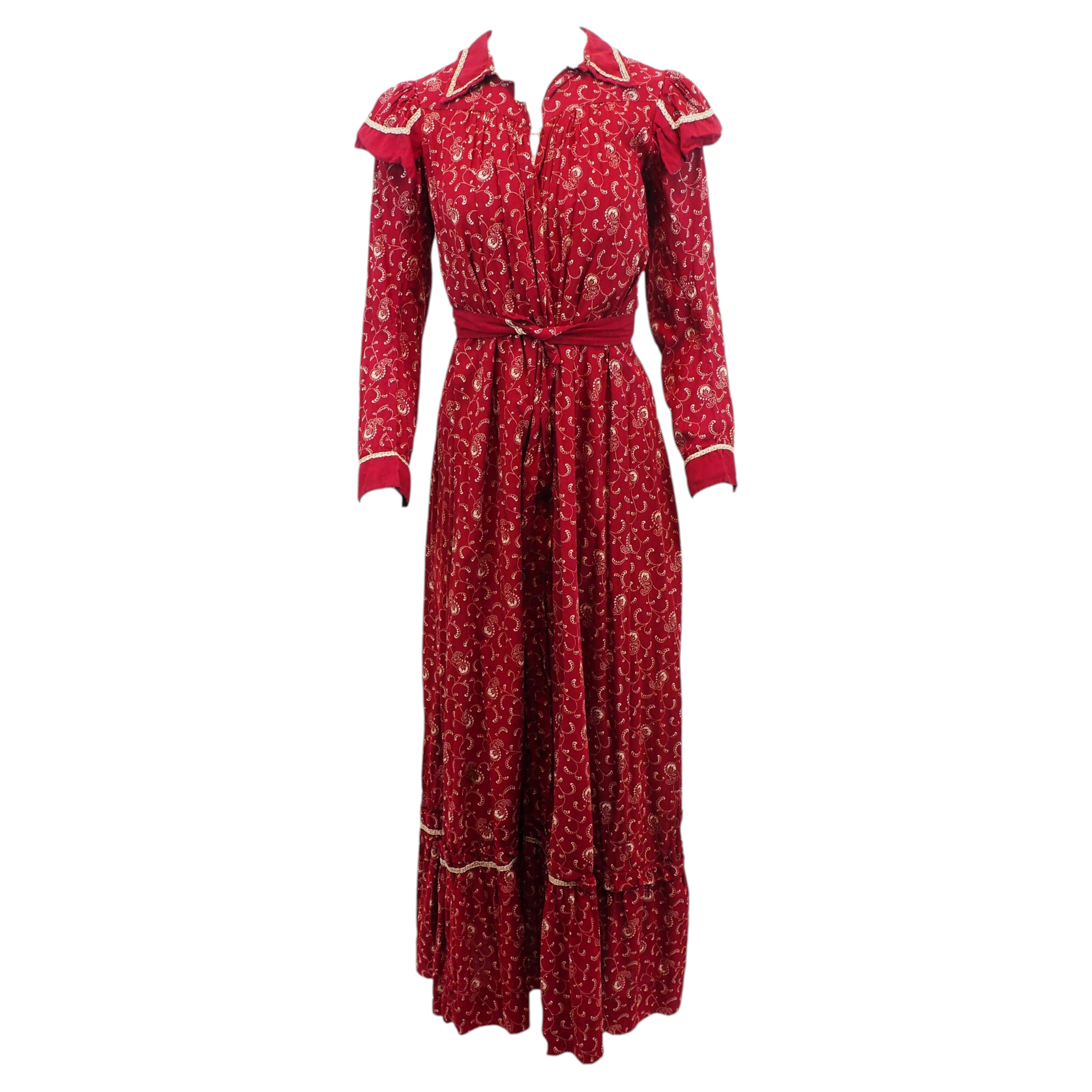 Maroonfarbenes Kleid mit Blumendruck im viktorianischen Western-Stil