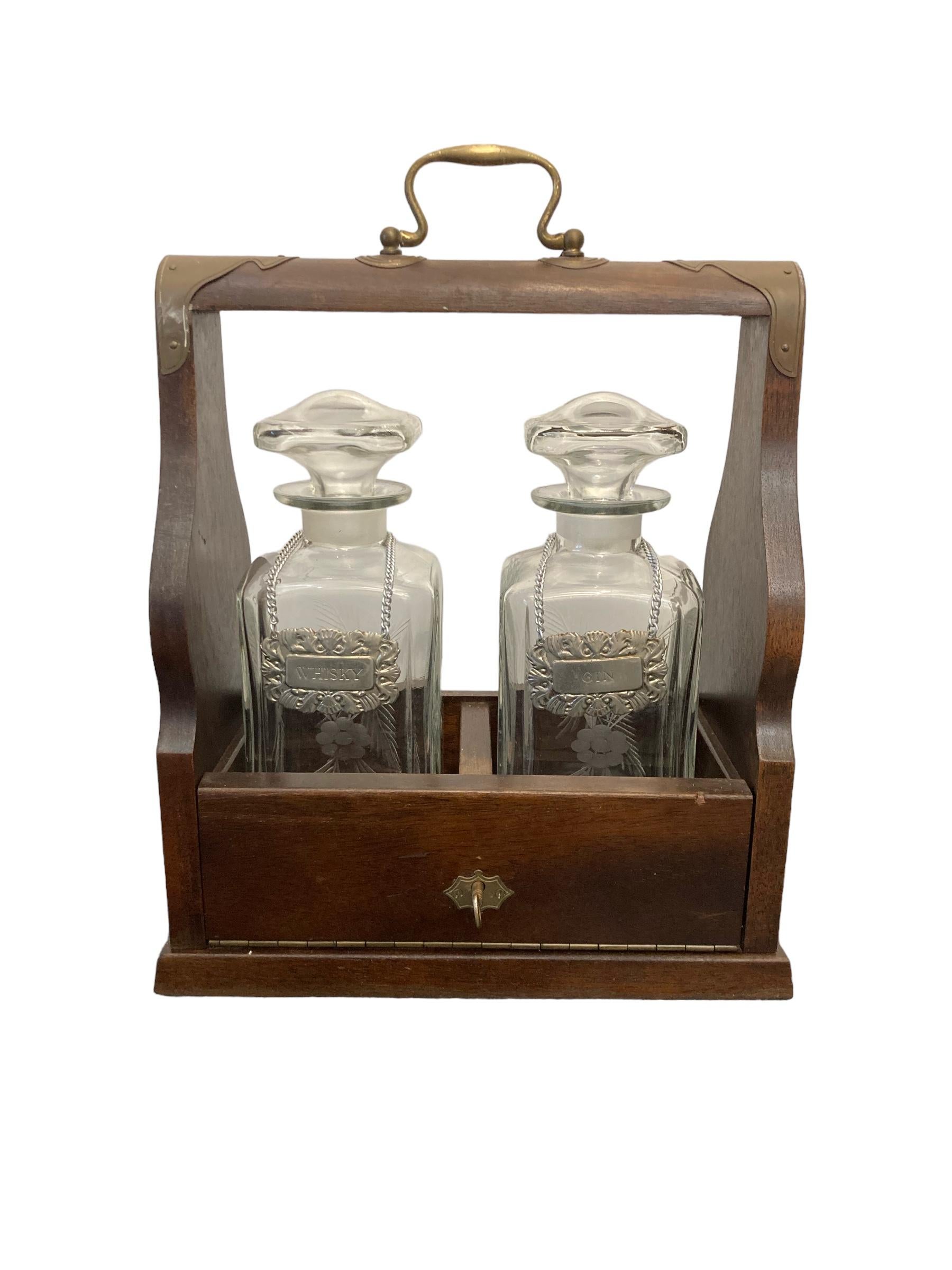 Victorian 2 Dekanter Tantalus mit Schlüssel Messing Griff Mahagoni Fall versilbert Whiskey und Gin Etiketten auf Kette. Guter Zustand.
H: 32cm B: 27 cm T: 14cm