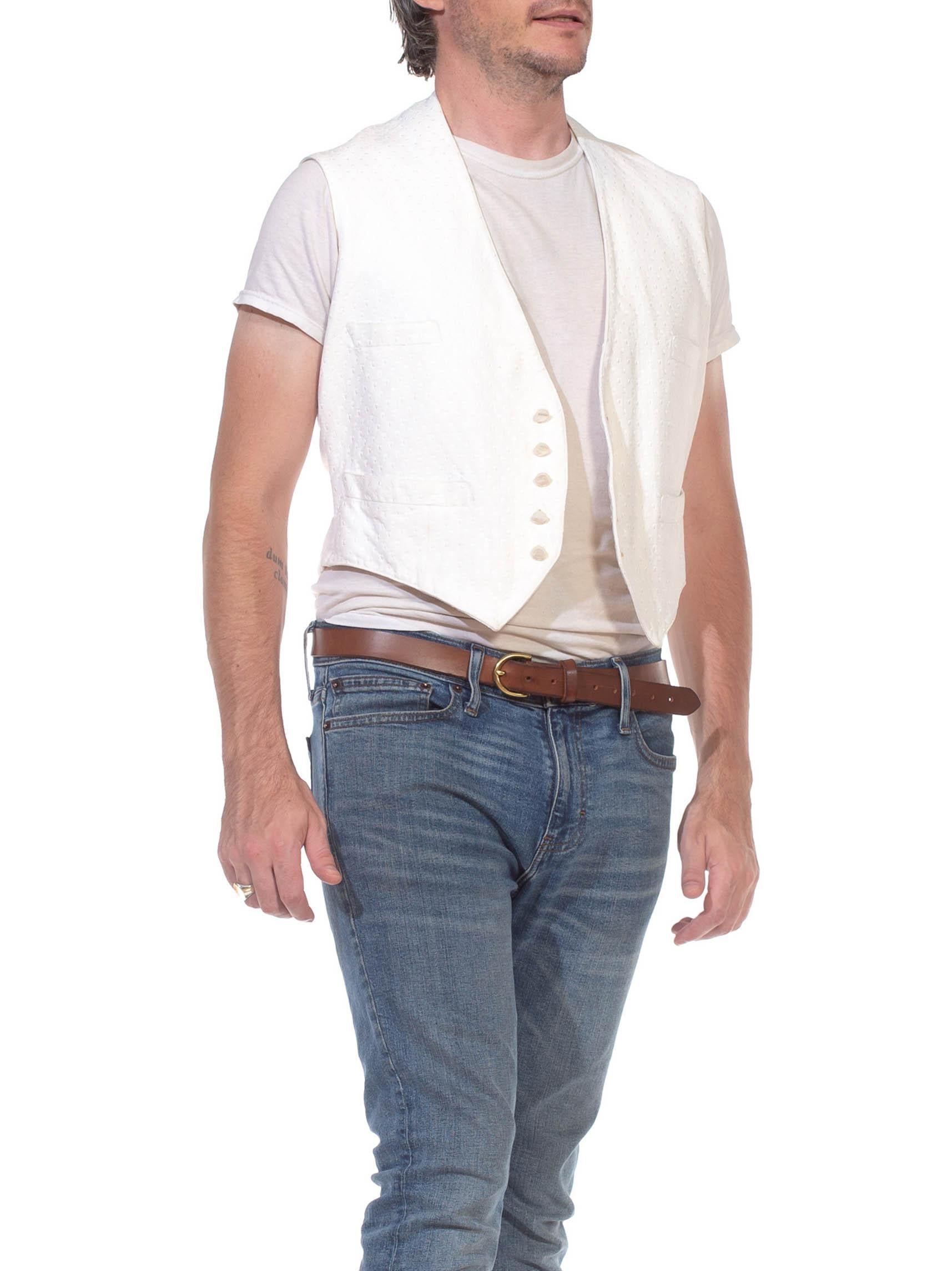 Victorian White Cotton Mens 4-Pocket Buckle Back Vest With Beautiful Buttons &  In Excellent Condition For Sale In New York, NY