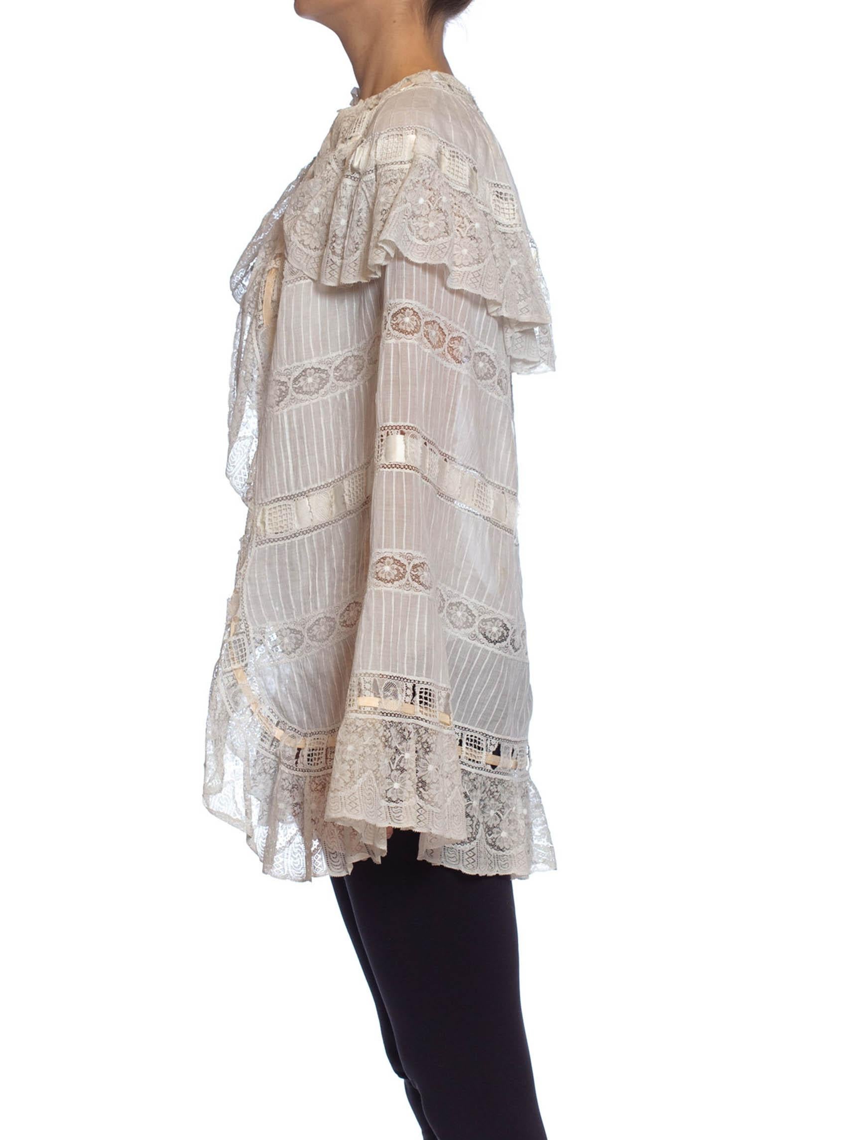 Viktorianischer Umhang aus weißer Baumwolle, Voile und Spitze, vollständig von Hand aufgesteppt aus Paris (Grau) im Angebot
