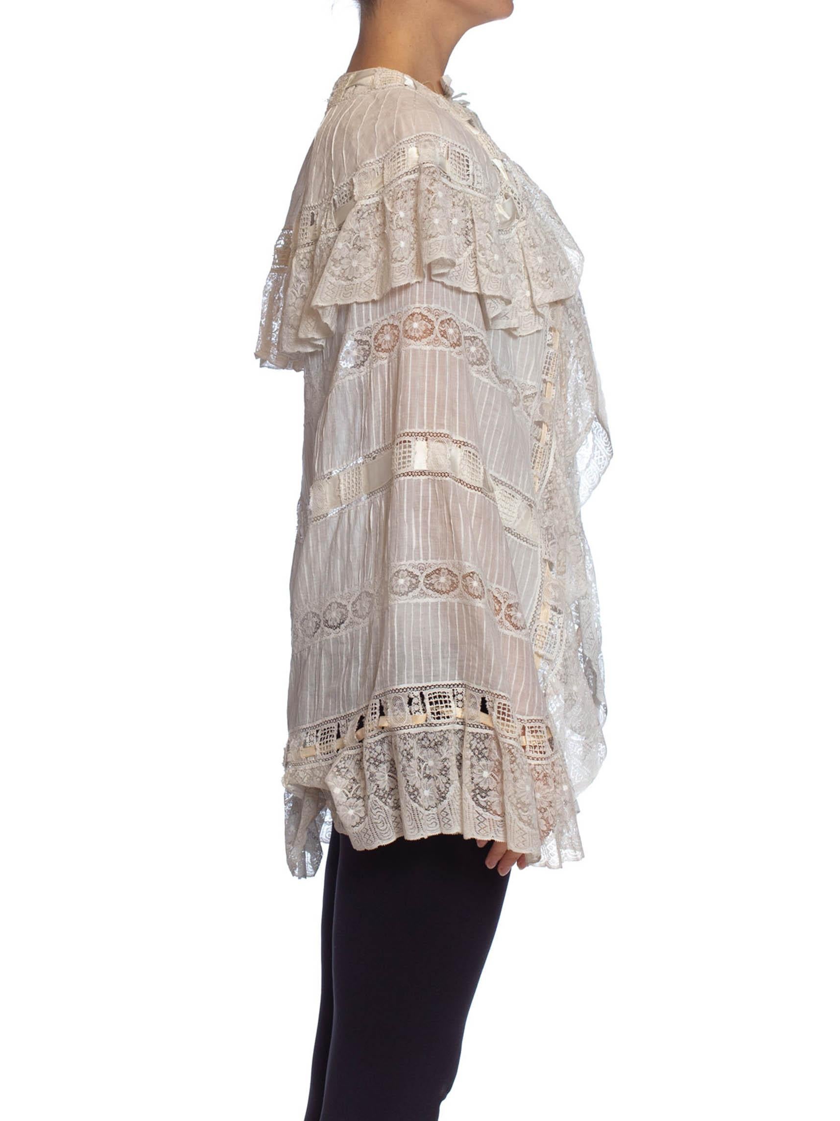 Viktorianischer Umhang aus weißer Baumwolle, Voile und Spitze, vollständig von Hand aufgesteppt aus Paris im Zustand „Hervorragend“ im Angebot in New York, NY