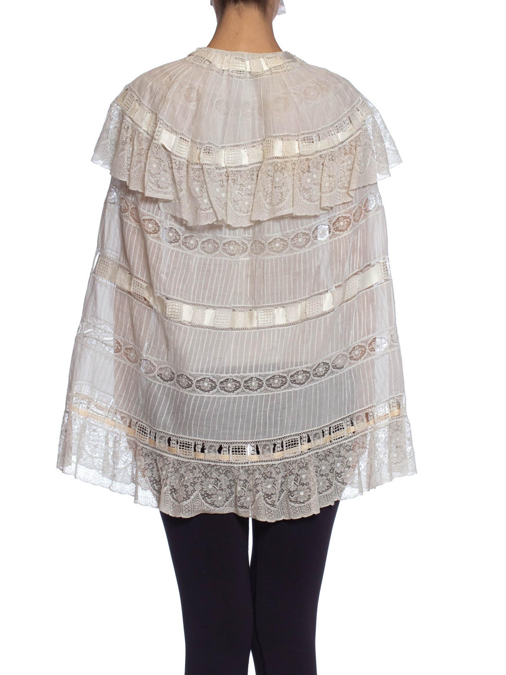 Viktorianischer Umhang aus weißer Baumwolle, Voile und Spitze, vollständig von Hand aufgesteppt aus Paris im Angebot 3