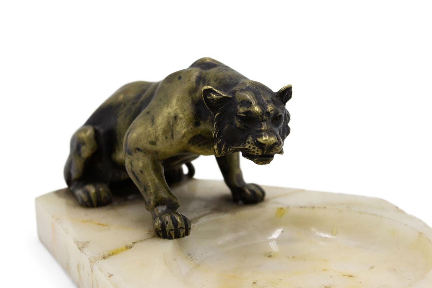 Français Cendrier victorien en onyx blanc avec tigre en vente