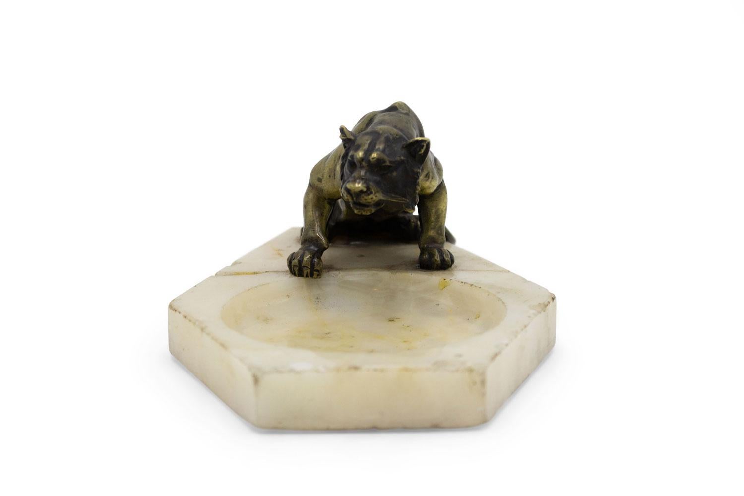 Cendrier victorien en onyx blanc avec tigre Bon état - En vente à Queens, NY