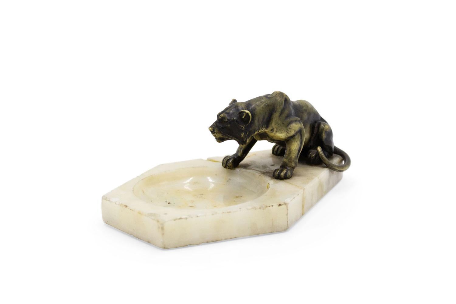 XIXe siècle Cendrier victorien en onyx blanc avec tigre en vente