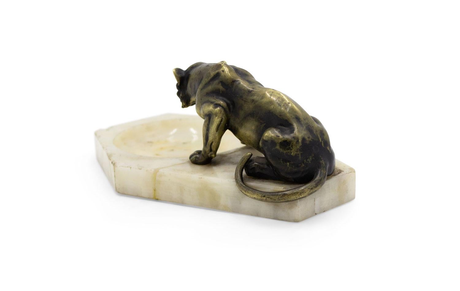 Cendrier victorien en onyx blanc avec tigre en vente 1