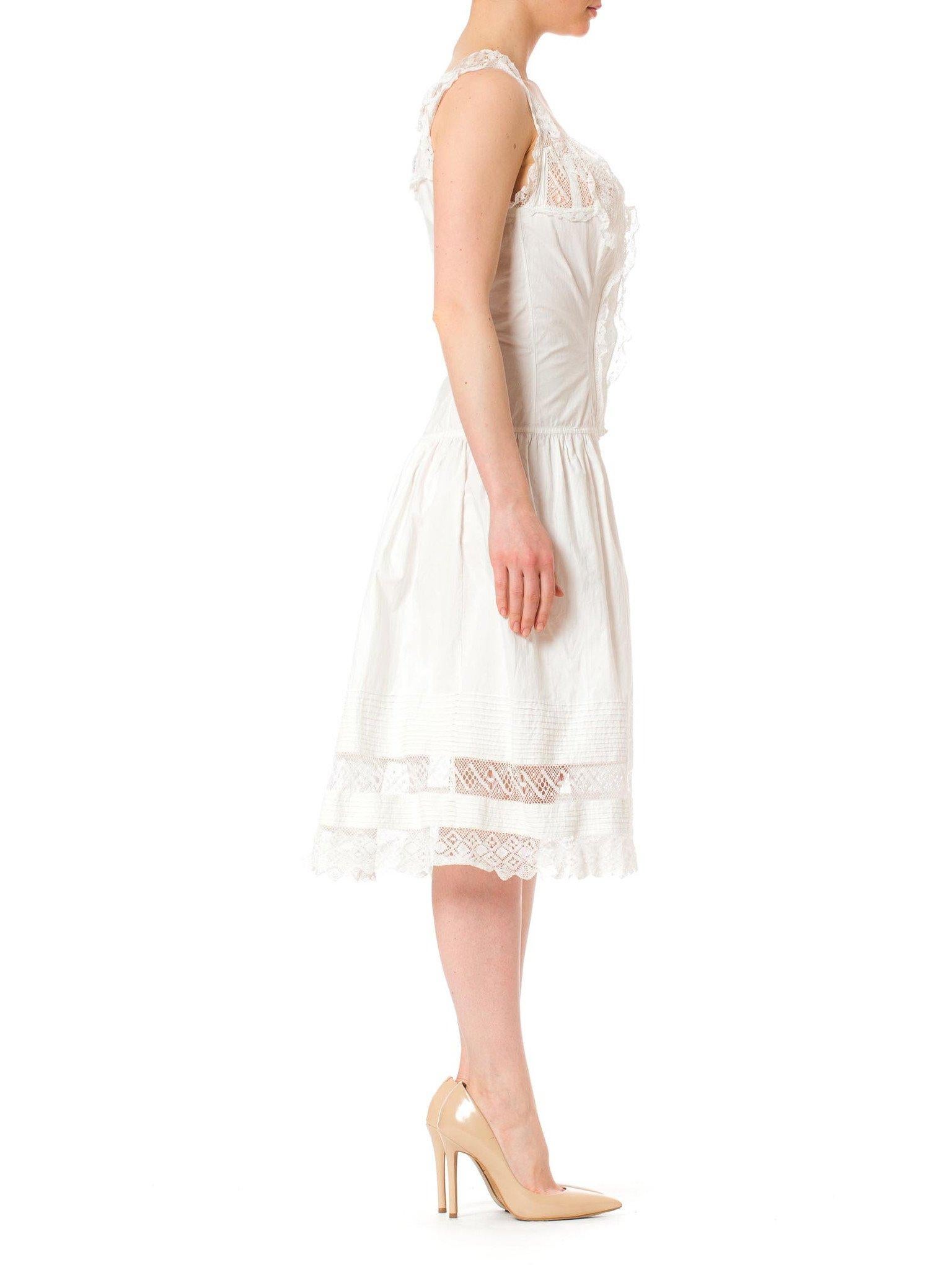 Viktorianisches Korsettkleid aus weißer Bio-Baumwolle und handgefertigter Spitze mit Chemise-Besatz (Weiß) im Angebot