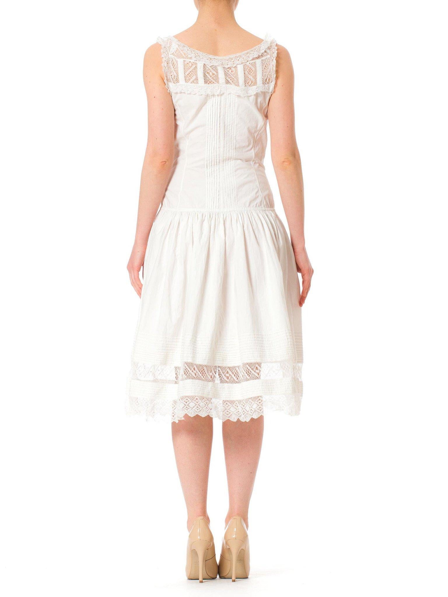 Viktorianisches Korsettkleid aus weißer Bio-Baumwolle und handgefertigter Spitze mit Chemise-Besatz im Zustand „Hervorragend“ im Angebot in New York, NY