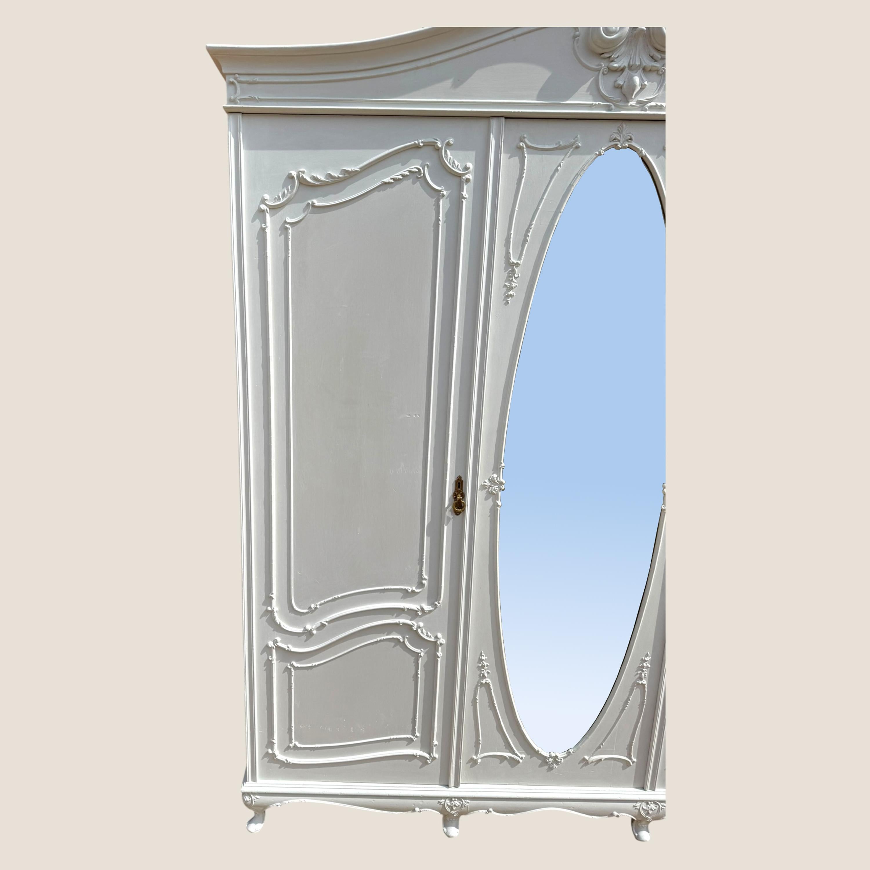 Victorian White Painted 3 Door Wardrobe In Good Condition For Sale In King's Lynn, GB