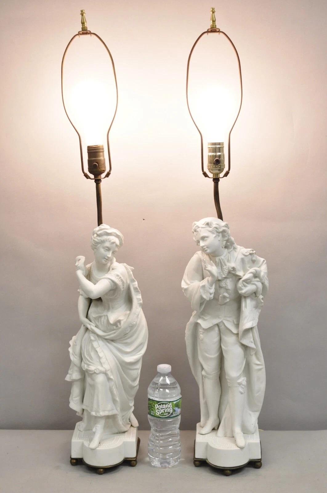 Antike viktorianische weiße Parian Porzellan Figural Bisque Mann und Frau Tischlampen, Paar. CIRCA Anfang des 20. Jahrhunderts. Abmessungen: 35