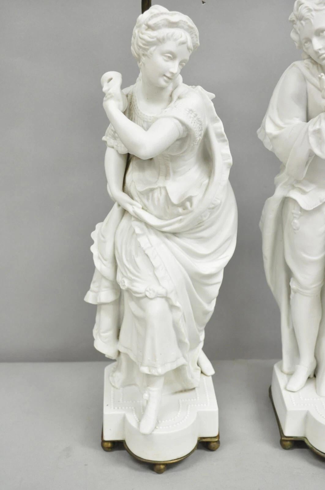 Viktorianische weiße Parian Porzellan Figural Bisque Mann und Frau Tischlampen, Paar im Zustand „Gut“ im Angebot in Philadelphia, PA
