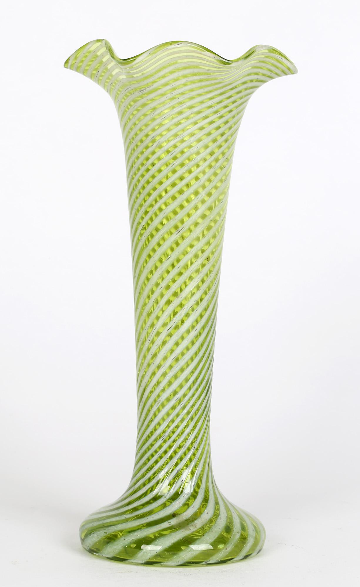 Victorien tardif Vase en verre d'art victorien blanc à traîne verte en vente