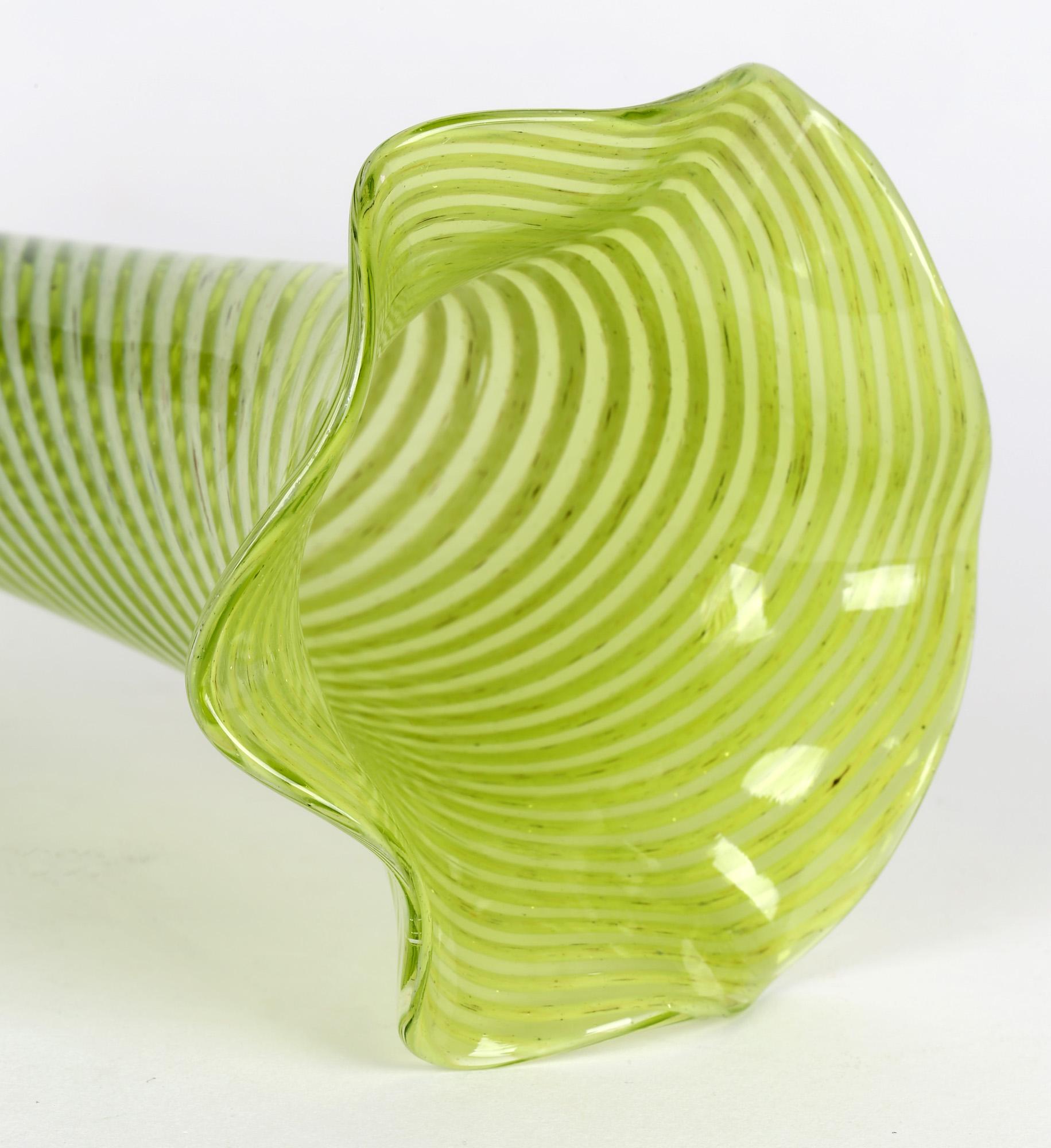 Viktorianische Vase aus weißem, grünem Kunstglas mit Schleifen (Handgefertigt) im Angebot