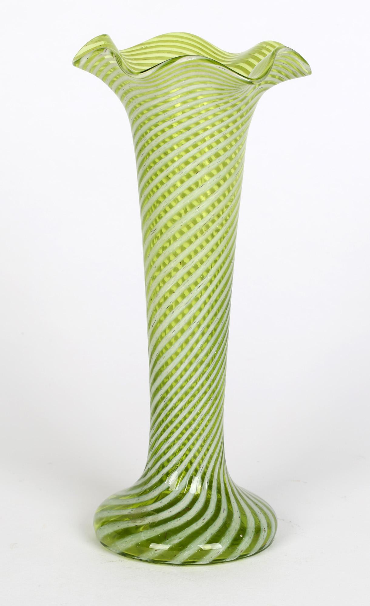 Viktorianische Vase aus weißem, grünem Kunstglas mit Schleifen (Geblasenes Glas) im Angebot