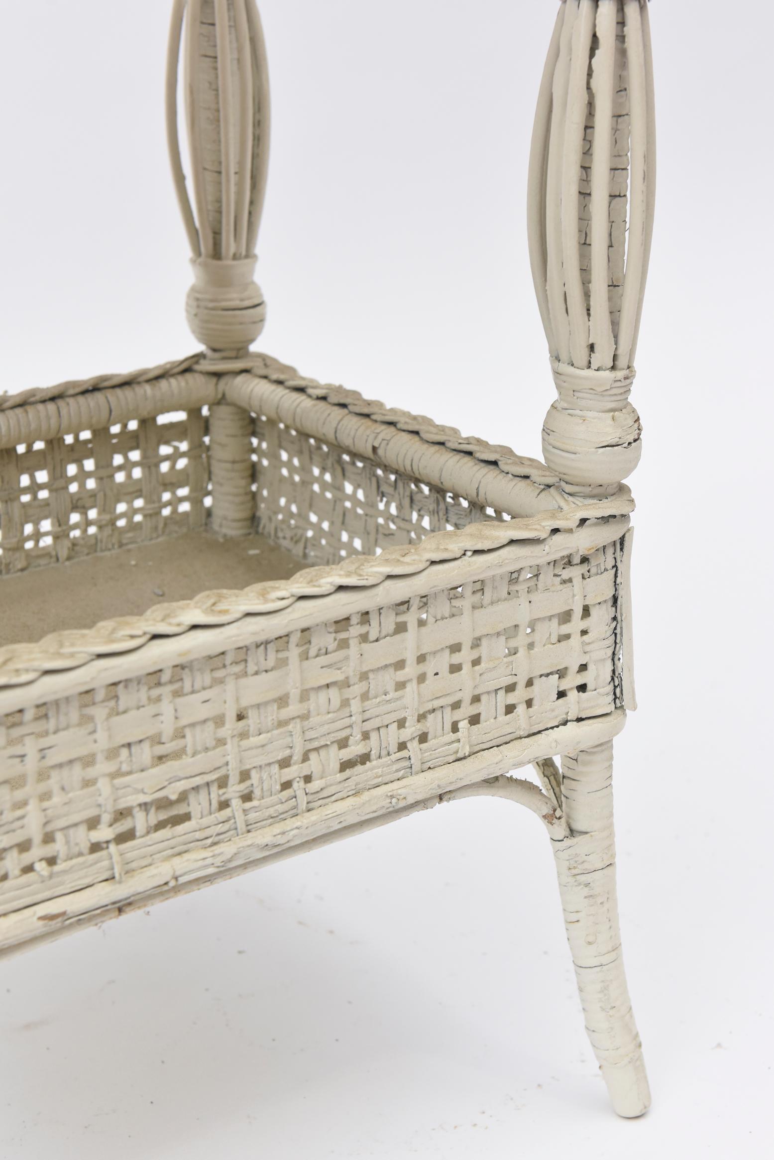 Victorian Wicker Open Sewing Stand with Work Basket below In Good Condition In Miami Beach, FL