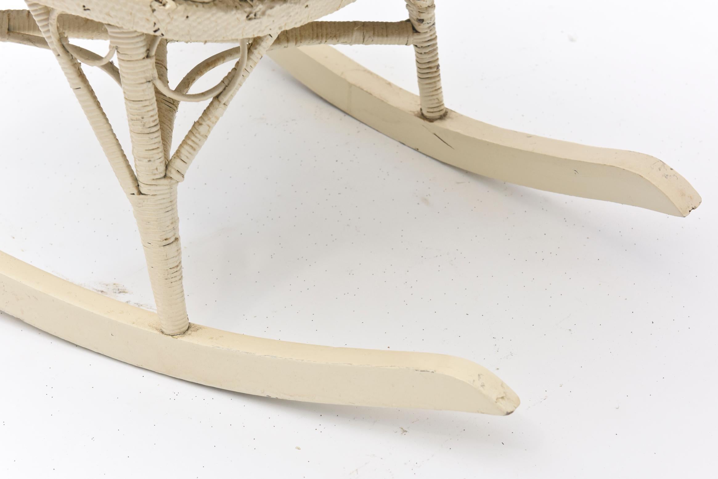 Viktorianischer Korbweiderocker mit ineinandergreifenden kreisförmigen Armen und Spinnenwebrücken im Angebot 4