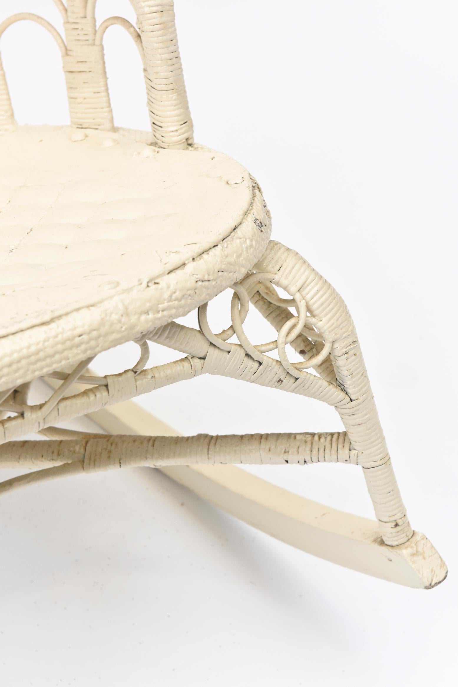 Viktorianischer Korbweiderocker mit ineinandergreifenden kreisförmigen Armen und Spinnenwebrücken im Angebot 2