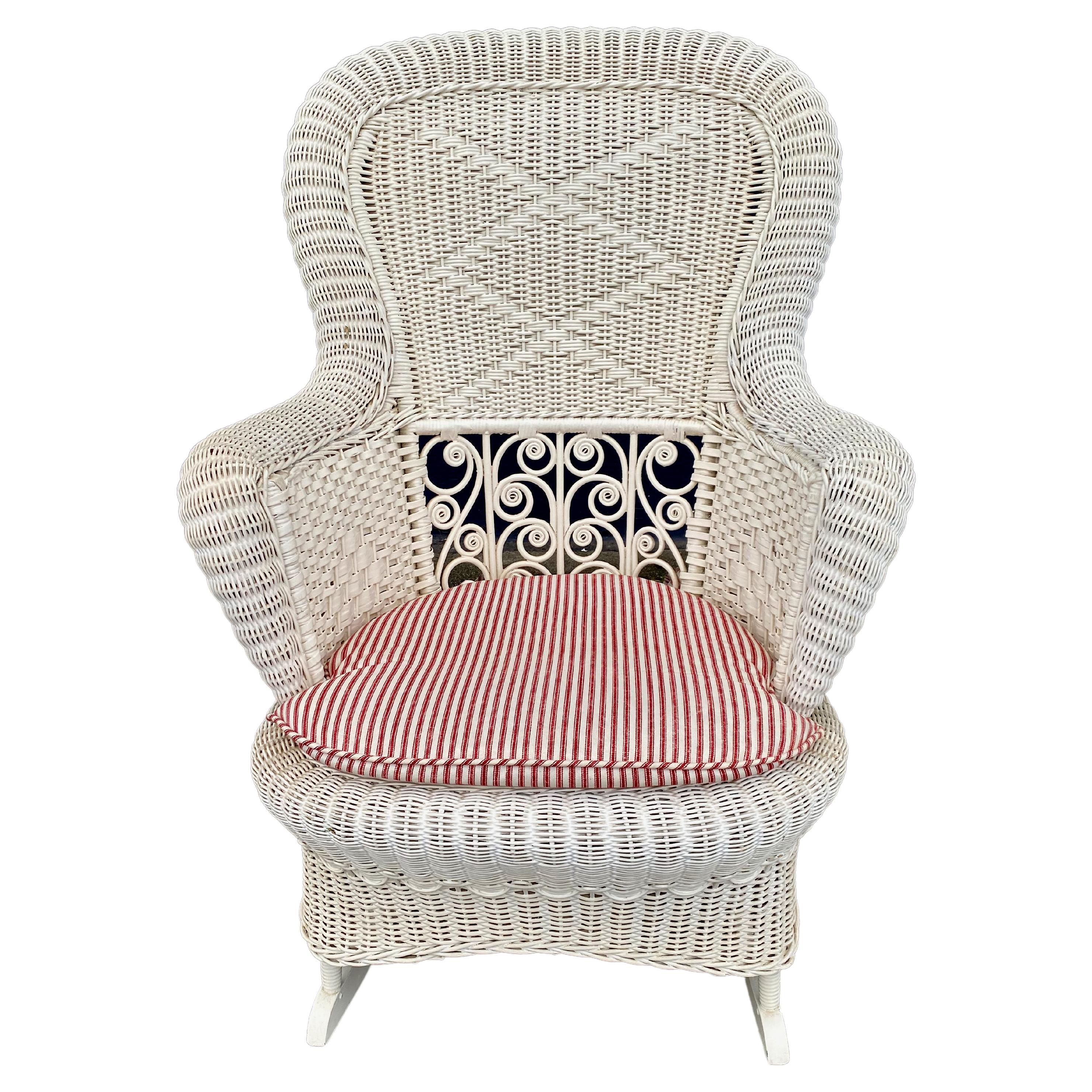 Il s'agit d'un très bon exemple de chaise à bascule en osier de la fin de l'époque victorienne, avec des détails en osier enroulé et un motif en losange, ainsi qu'une jupe en forme de poire. La chaise est dans l'ensemble en très bon état d'origine