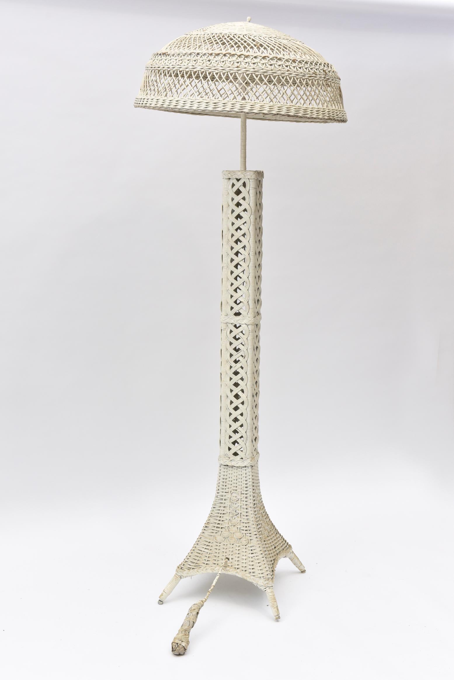 Viktorianische Salonlampe aus Korbweide mit gespreiztem Fußsockel, gewebt, durchbrochen (Spätes 19. Jahrhundert) im Angebot