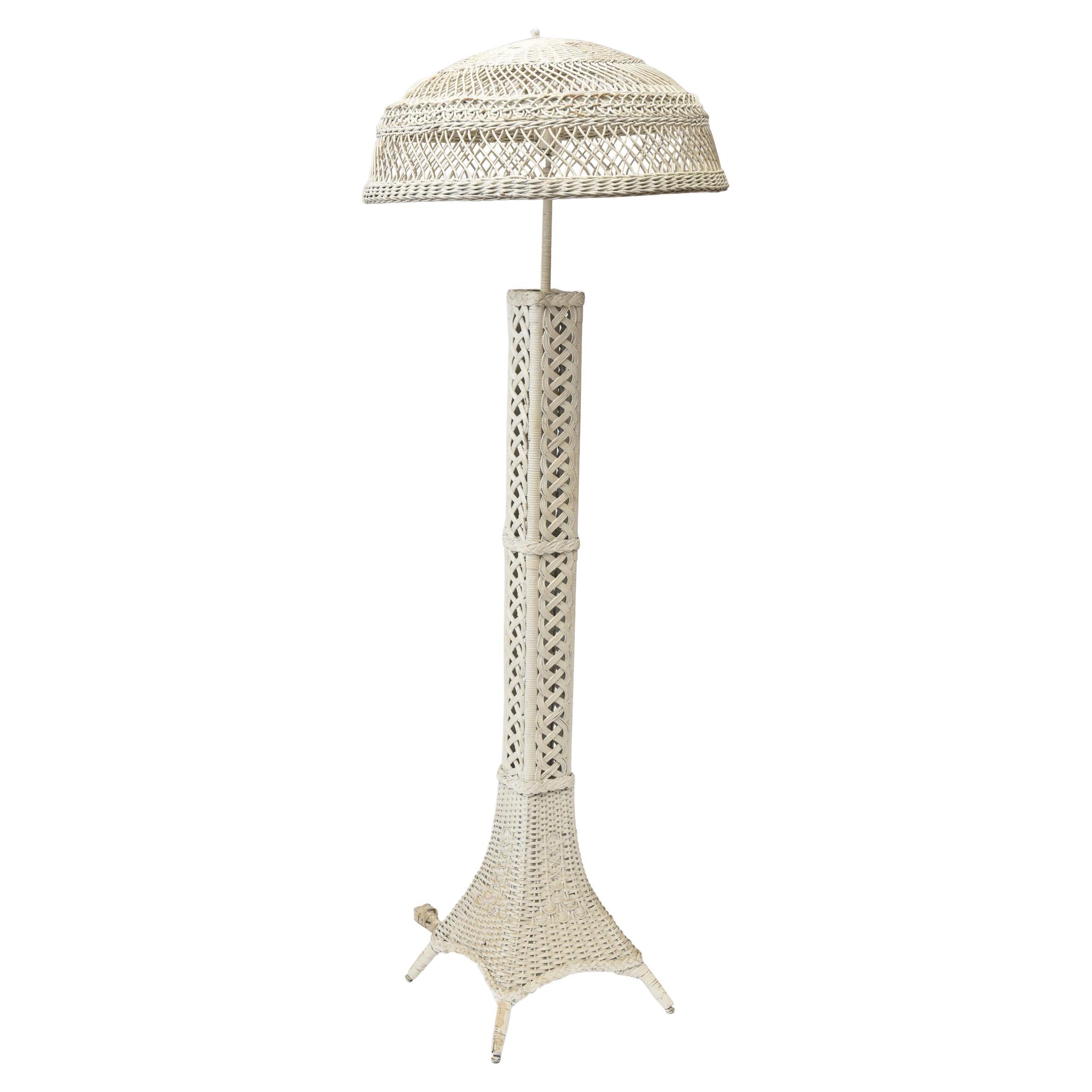 Viktorianische Salonlampe aus Korbweide mit gespreiztem Fußsockel, gewebt, durchbrochen im Angebot
