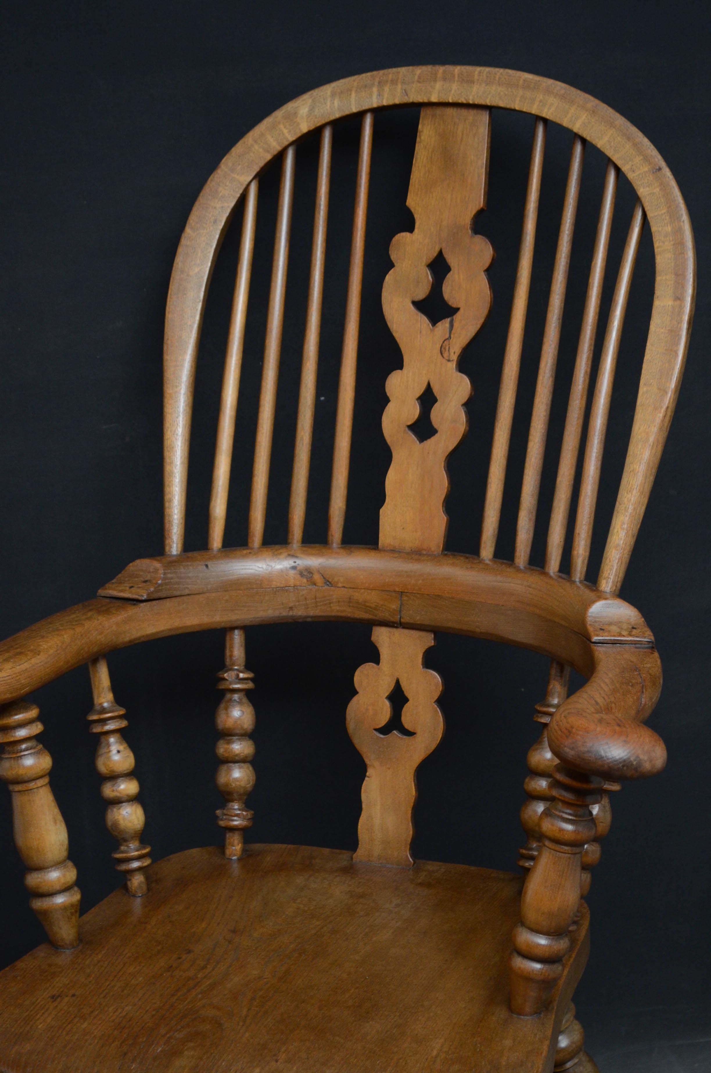 Sn4729, Victorian oak and ash Windsor chair with fretted central splat to back and shaped seat, standing on turned, ringed legs united by stretchers. This antique chair is in original condition throughout, circa 1870
Measures: H 18