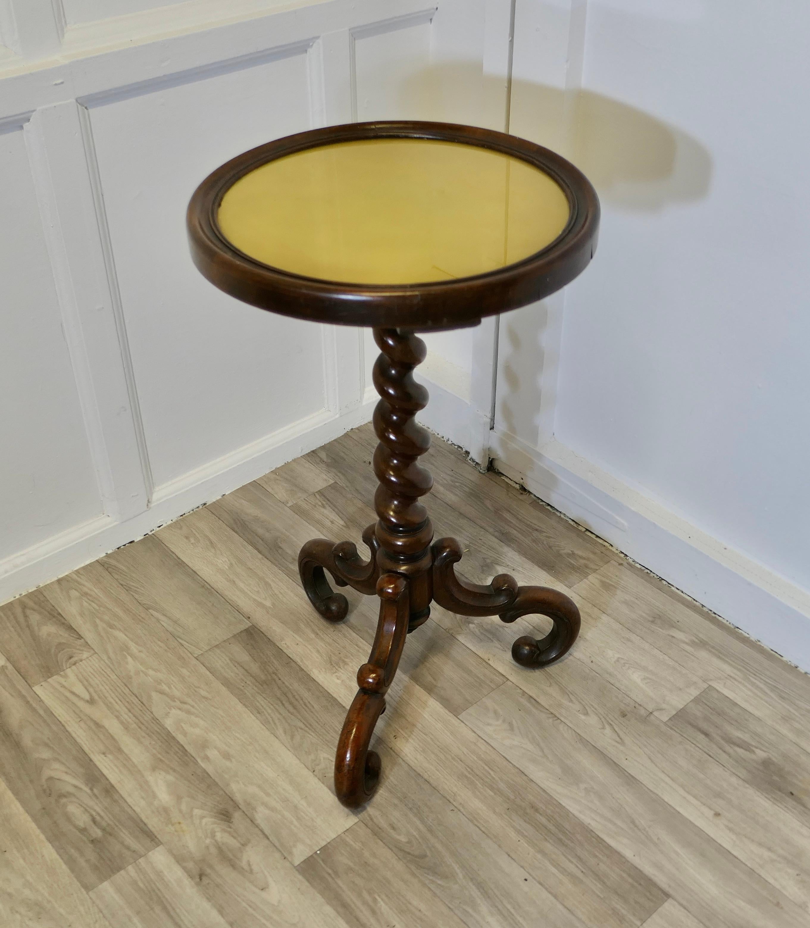 Tavolo da vino o tavolo occasionale vittoriano

Questo grazioso tavolo poggia su un'attraente base a tre piedi Barley Twist. 
Ha un solido piano circolare con inserti in vetro.
Il tavolo è in buone condizioni 
Il tavolo è alto 28,5