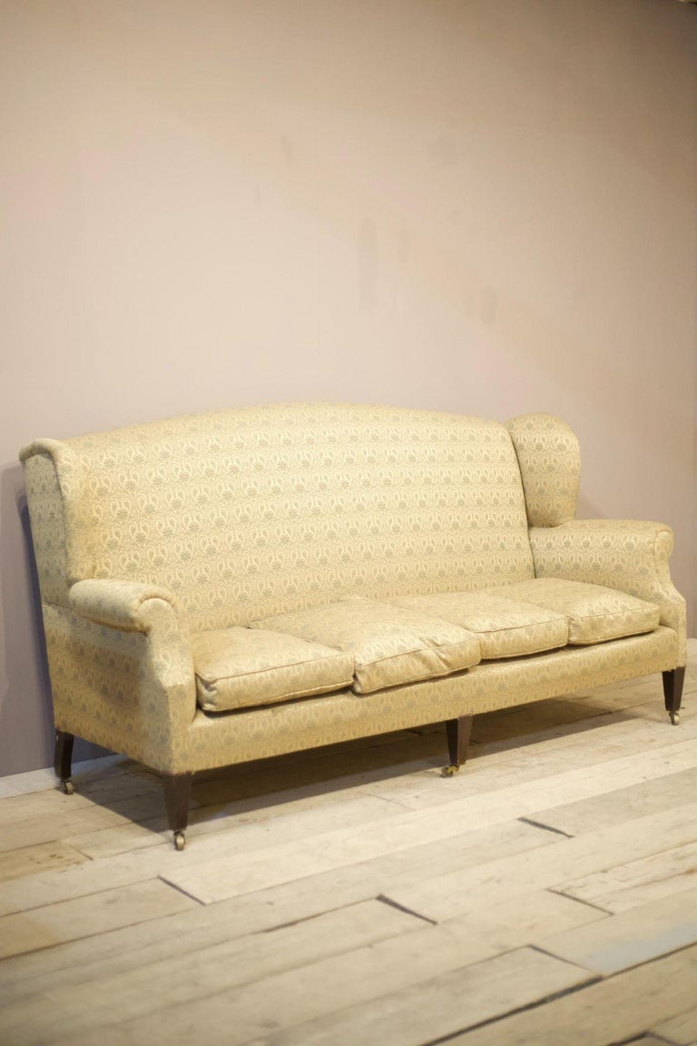 Viktorianisches Wingback Sofa im englischen Landhausstil im Angebot bei 1stDibs