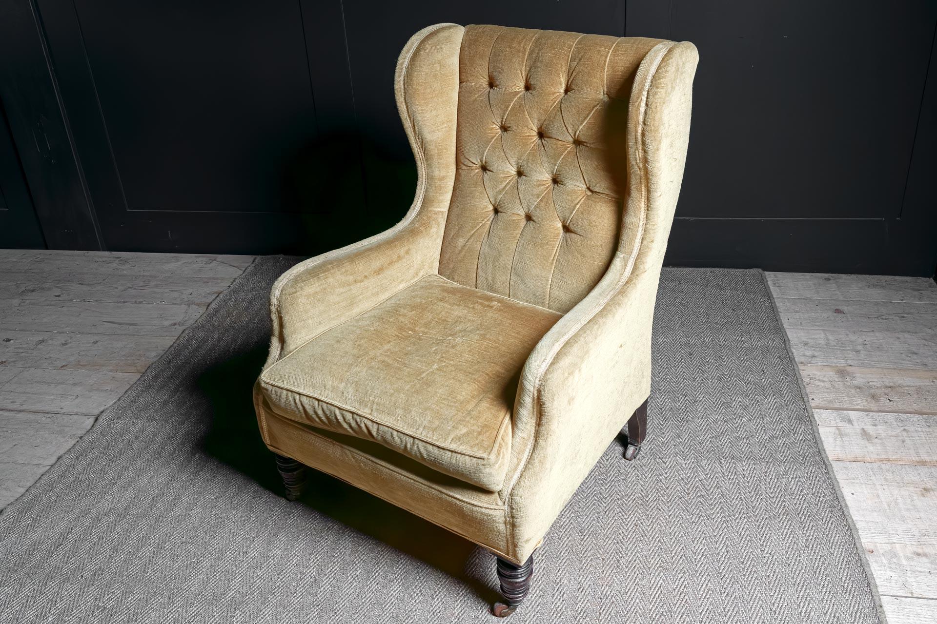 Fauteuil à oreilles victorien de couleur jaune moutarde au chromatisme frappant, avec dossier et pad d'assise boutonnés. Pieds avant en acajou tourné et pieds arrière sabrés, roulettes en céramique et en laiton. Estampillé Cornelius V. I. Smith.