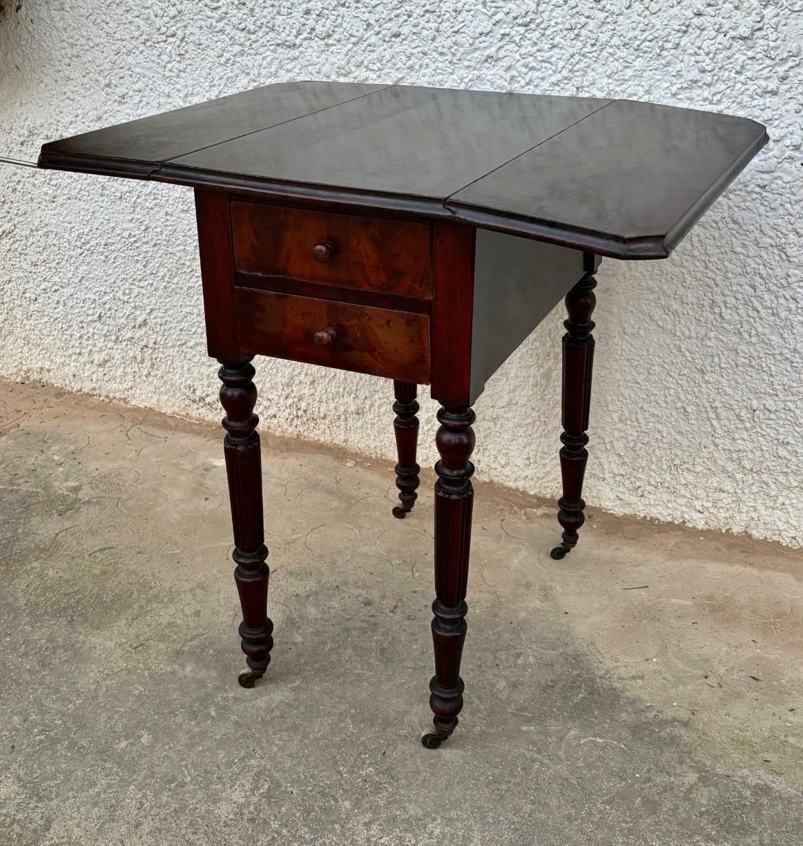 English Victorian Wood Drop-Leaf Side Table with Turned Legs, 19th Century For Sale
