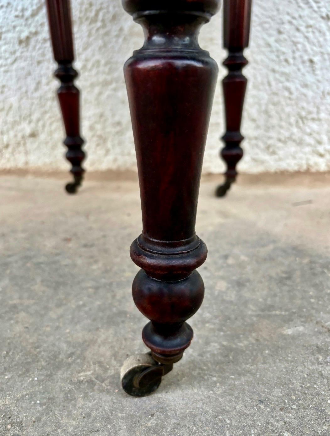 Victorian Wood Drop-Leaf Side Table with Turned Legs, 19th Century In Good Condition For Sale In BÉTERA, ES