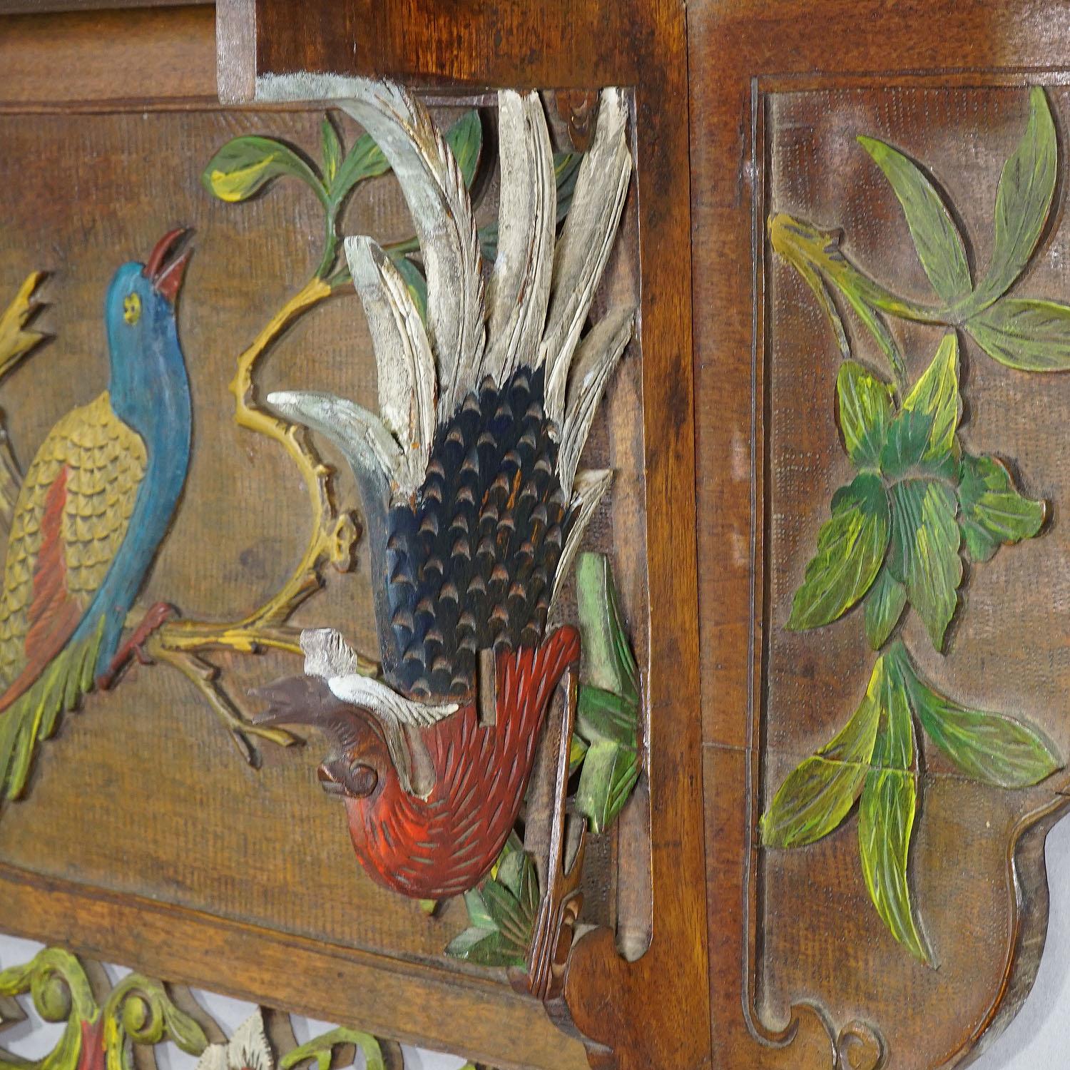 Victorian Wooden Shelve with Polychromic Painted Birds, circa 1920 In Good Condition In Berghuelen, DE