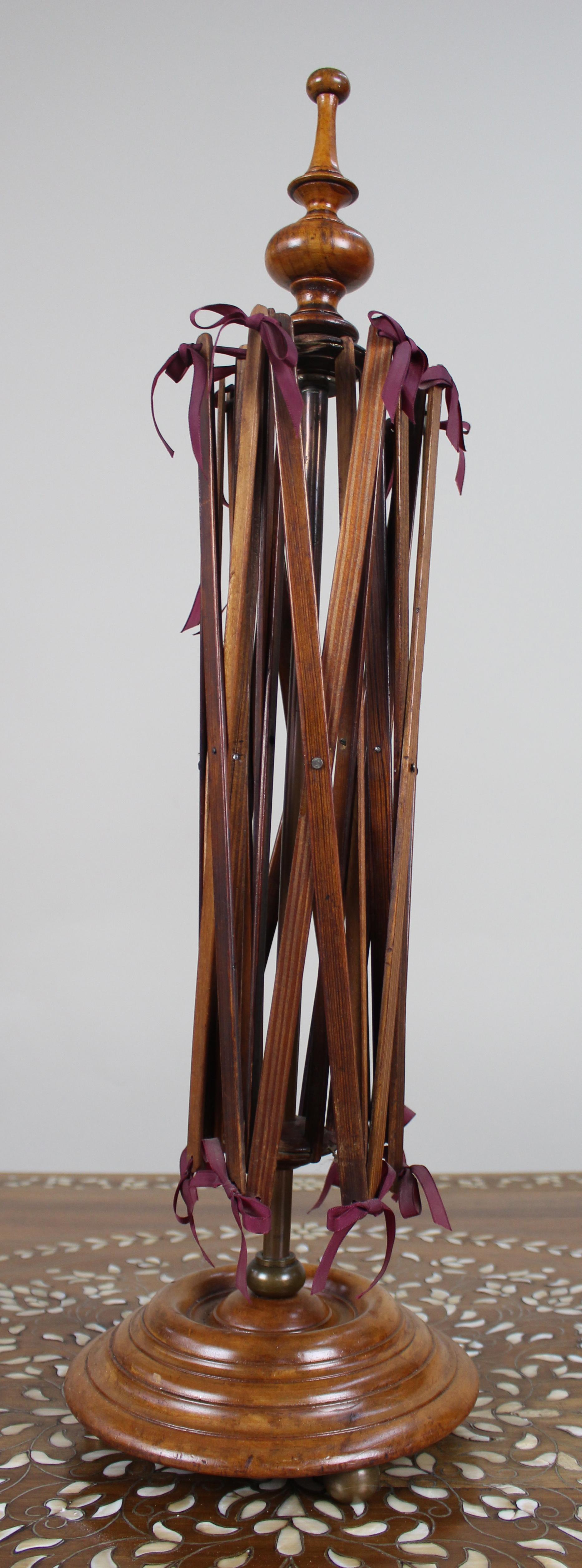 Cursore di filati in legno vittoriano / Avvolgitore di lana su supporto, 1850 ca.

Un raffinato rondone per ombrelli o avvolgitore di lana della metà del XIX secolo, risalente al 1850 circa. In legno di frutta con una patina pastosa e mielata, il