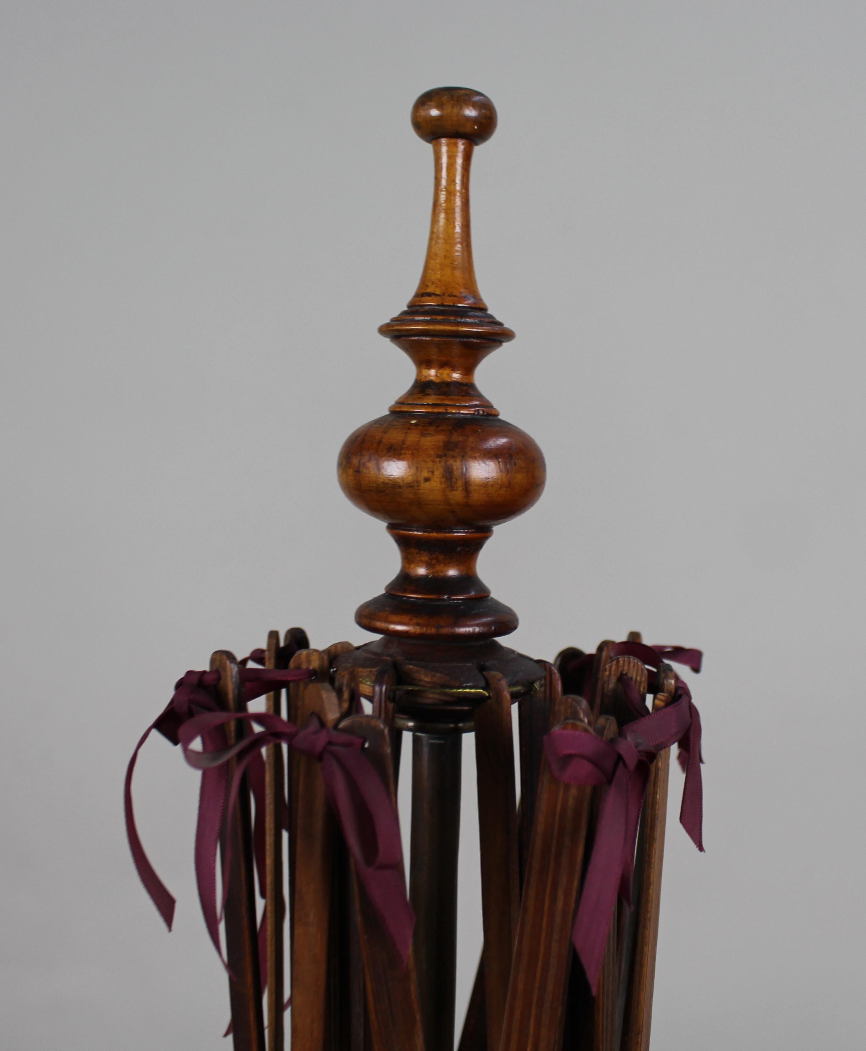 Cursore di filati in legno vittoriano / Avvolgitore di lana su supporto, 1850 ca. In condizioni buone in vendita a Worcester, GB