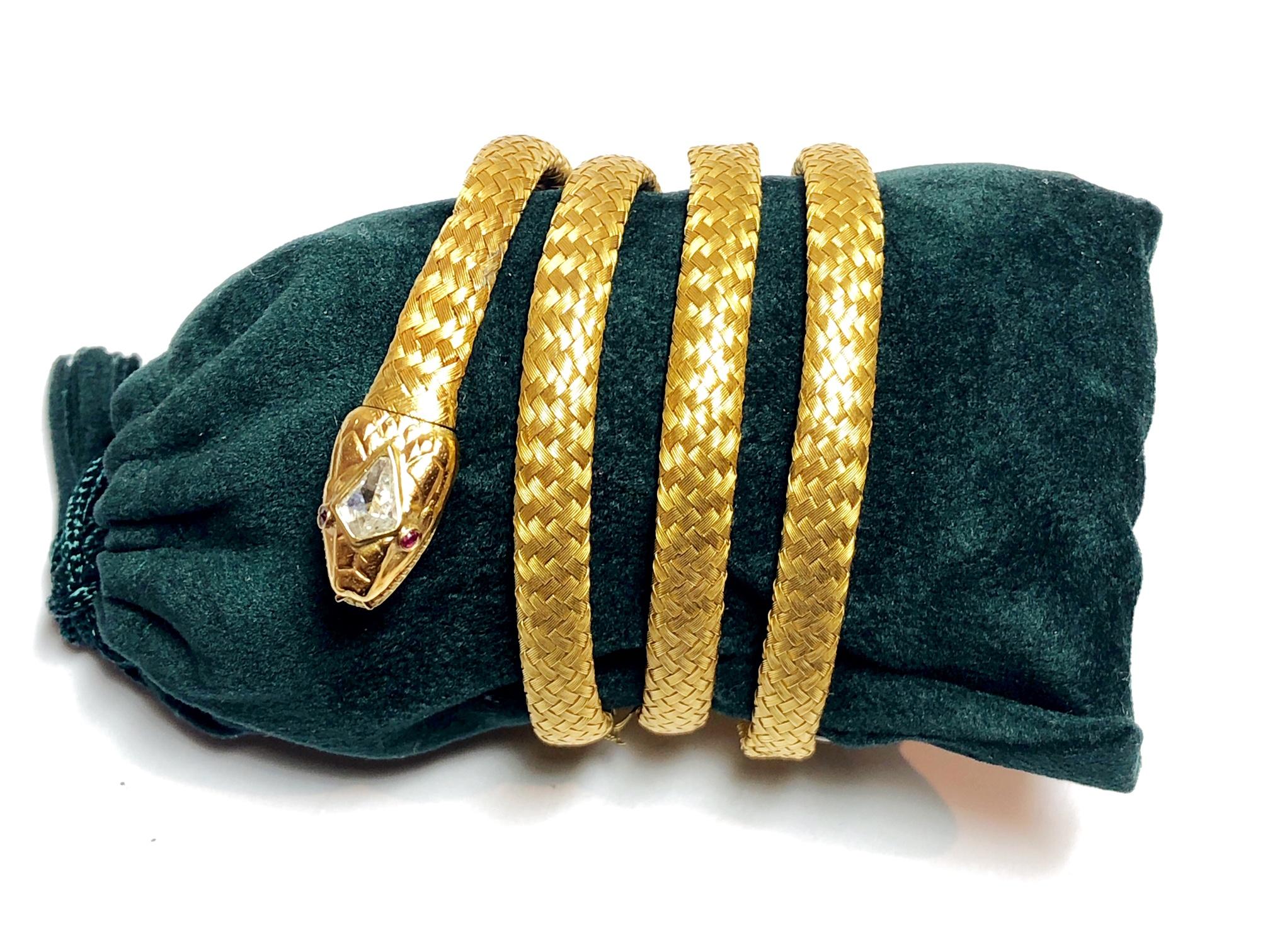 Un bracelet Victorien en forme de serpent enroulé:: avec un corps en or tissé:: avec une tête sculptée:: sertie d'un diamant en forme de cerf-volant dans le haut:: et des yeux en rubis. L'extrémité de la queue est solide:: avec une très faible