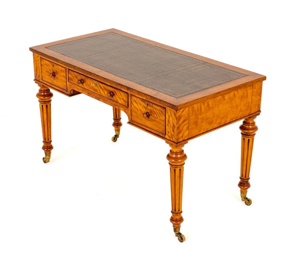Victorian Birds Eye Maple 3 Drawer Writing Table.
Dieser Schreibtisch verfügt über 3 mit Mahagoni ausgekleidete Schubladen, die ihre Originalschlösser und gedrechselten Knöpfe behalten.
CIRCA 1850
Die Beine sind von einem Ring gedreht und kanneliert