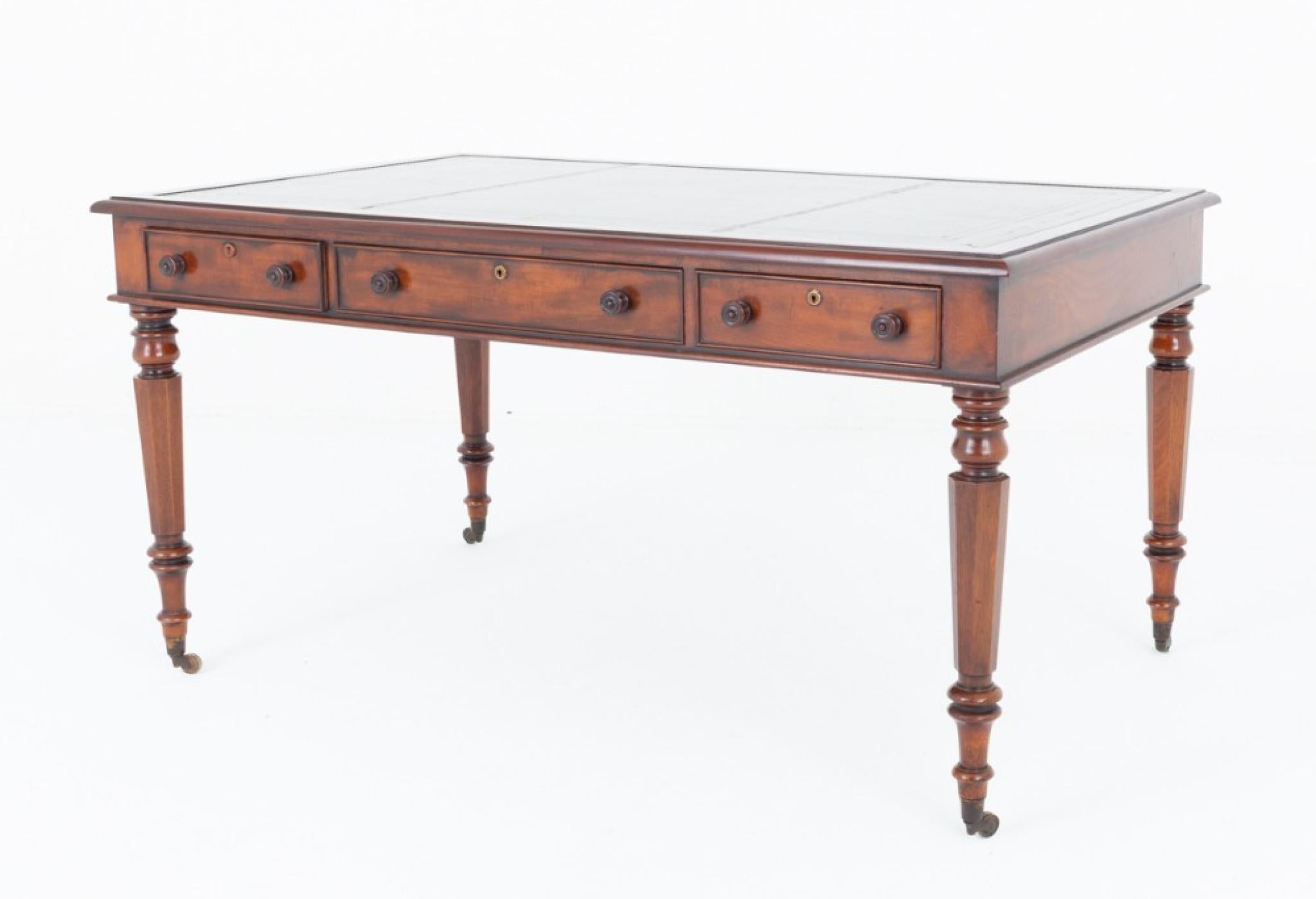 Table à écrire à 3 tiroirs d'époque médiévale
Circa 1850
Cette table à écrire repose sur des pieds tournés à facettes et à anneaux avec des roulettes en laiton.
La table comporte 3 tiroirs doublés d'acajou avec des boutons tournés.
Le plateau de la