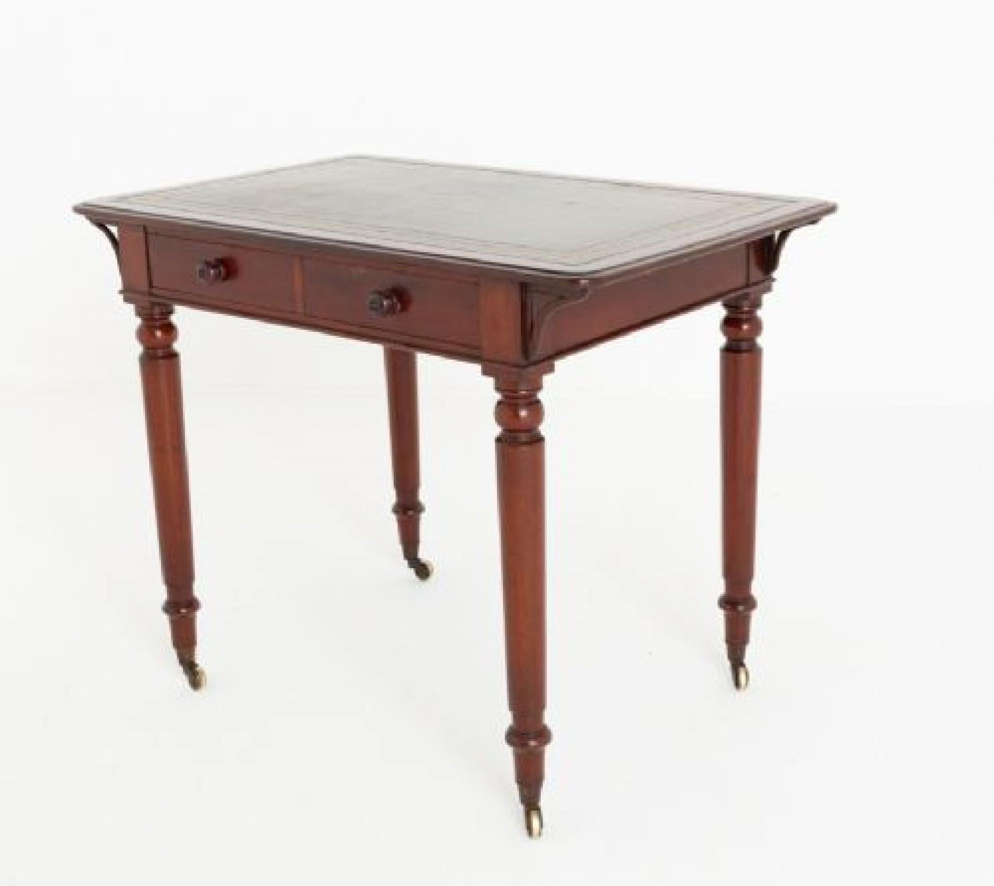 Mahagoni-Schreibtisch mit 2 Schubladen.
CIRCA 1870
Dieser Schreibtisch ist mit dem Markenzeichen von Holland and Sons versehen.
Der Schreibtisch steht auf gedrechselten Beinen mit originalen Messingrollen.
Der Tisch hat 2 mit Mahagoni ausgekleidete