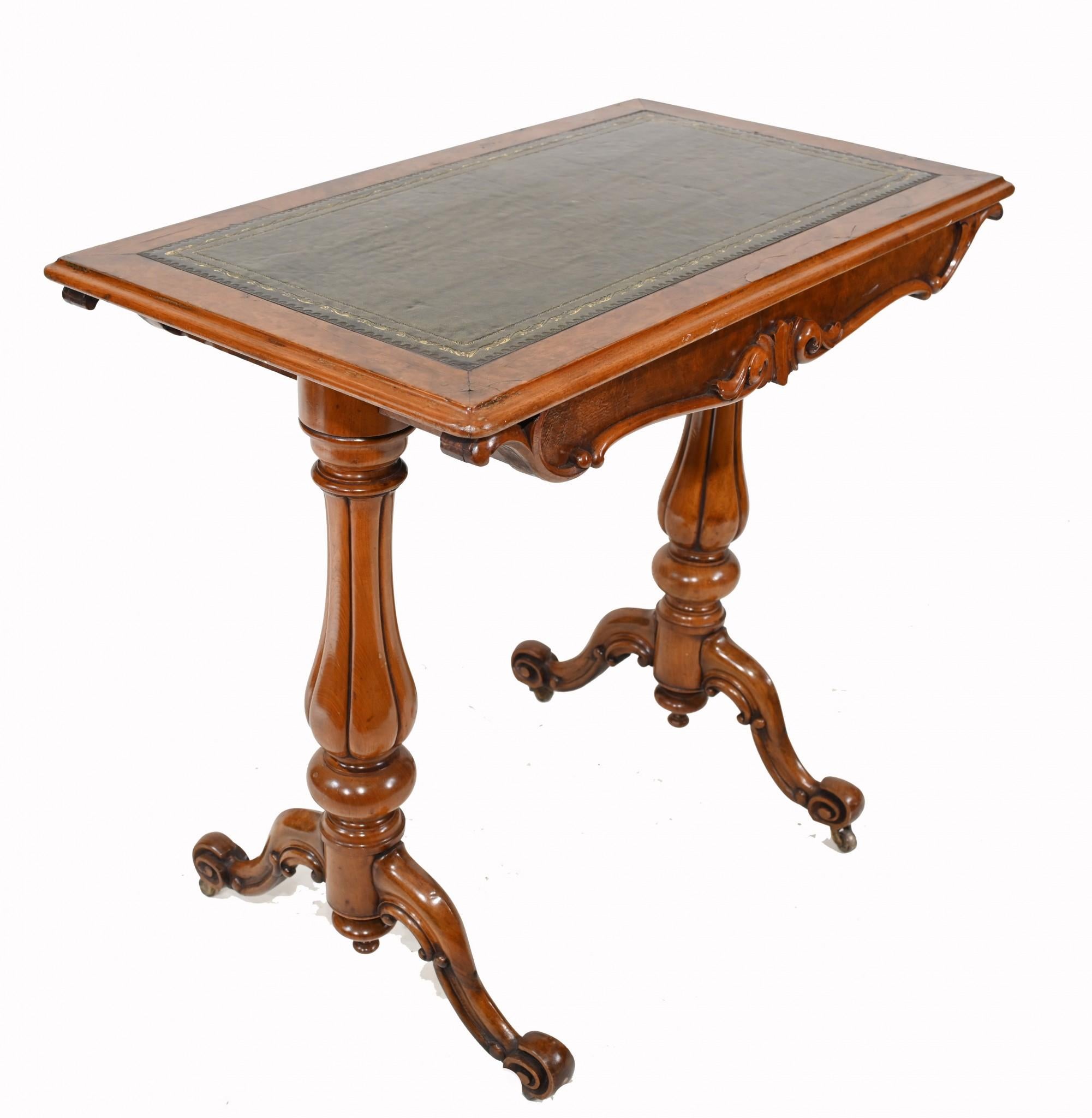 Splendido tavolo da scrittura vittoriano in noce
Risale al 1880 circa e presenta meravigliose gambe a tulipano.
Superficie di scrittura in pelle verde 
Ottimo per un ufficio a casa
Alcuni dei nostri articoli sono in magazzino, quindi si prega di