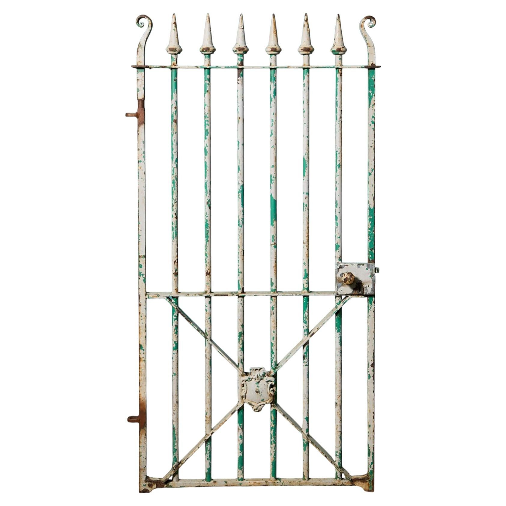 Viktorianisches schmiedeeisernes Seitentor mit heraldischem Schild im Angebot